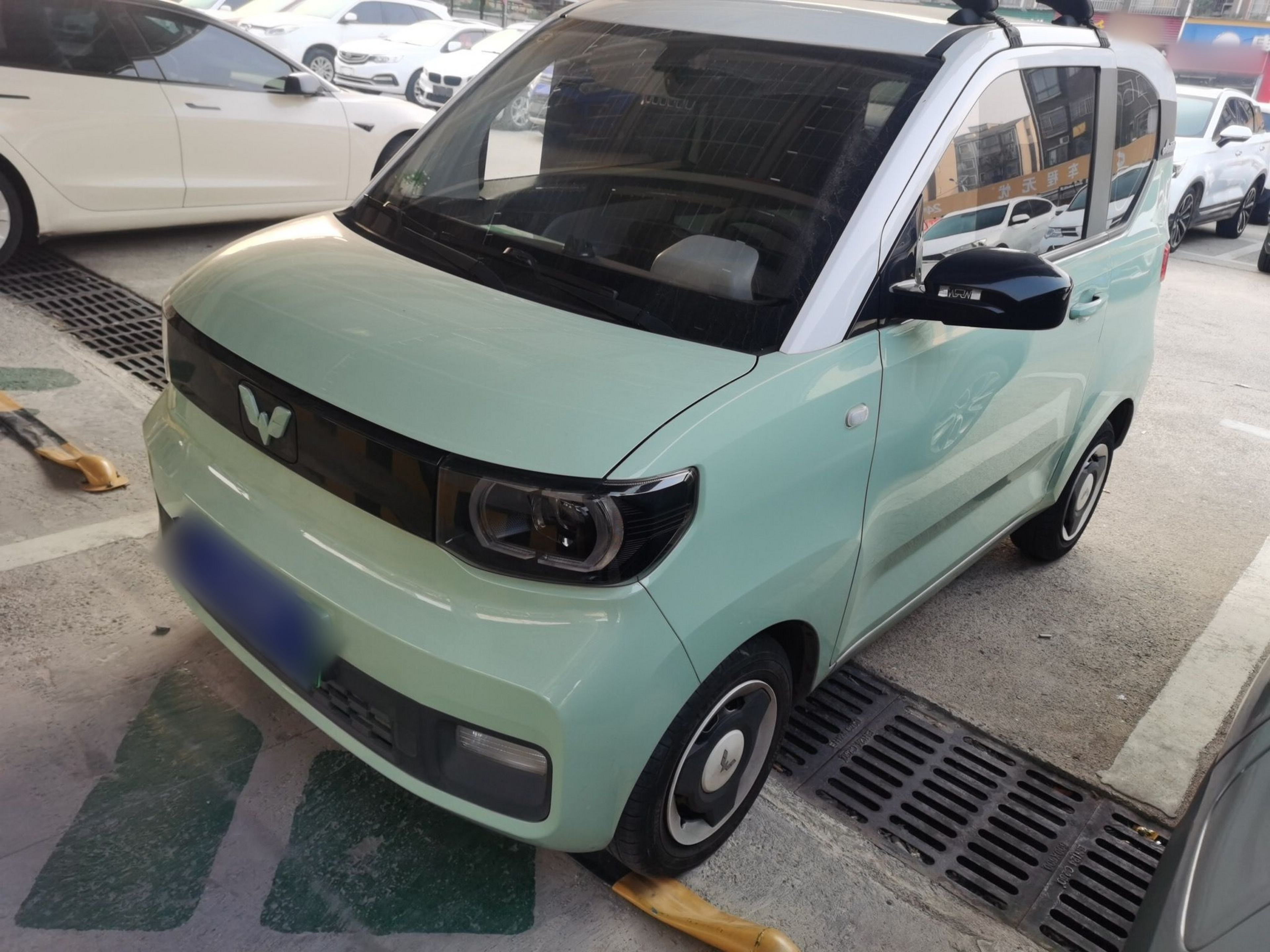 تحت مقدمة السيارة