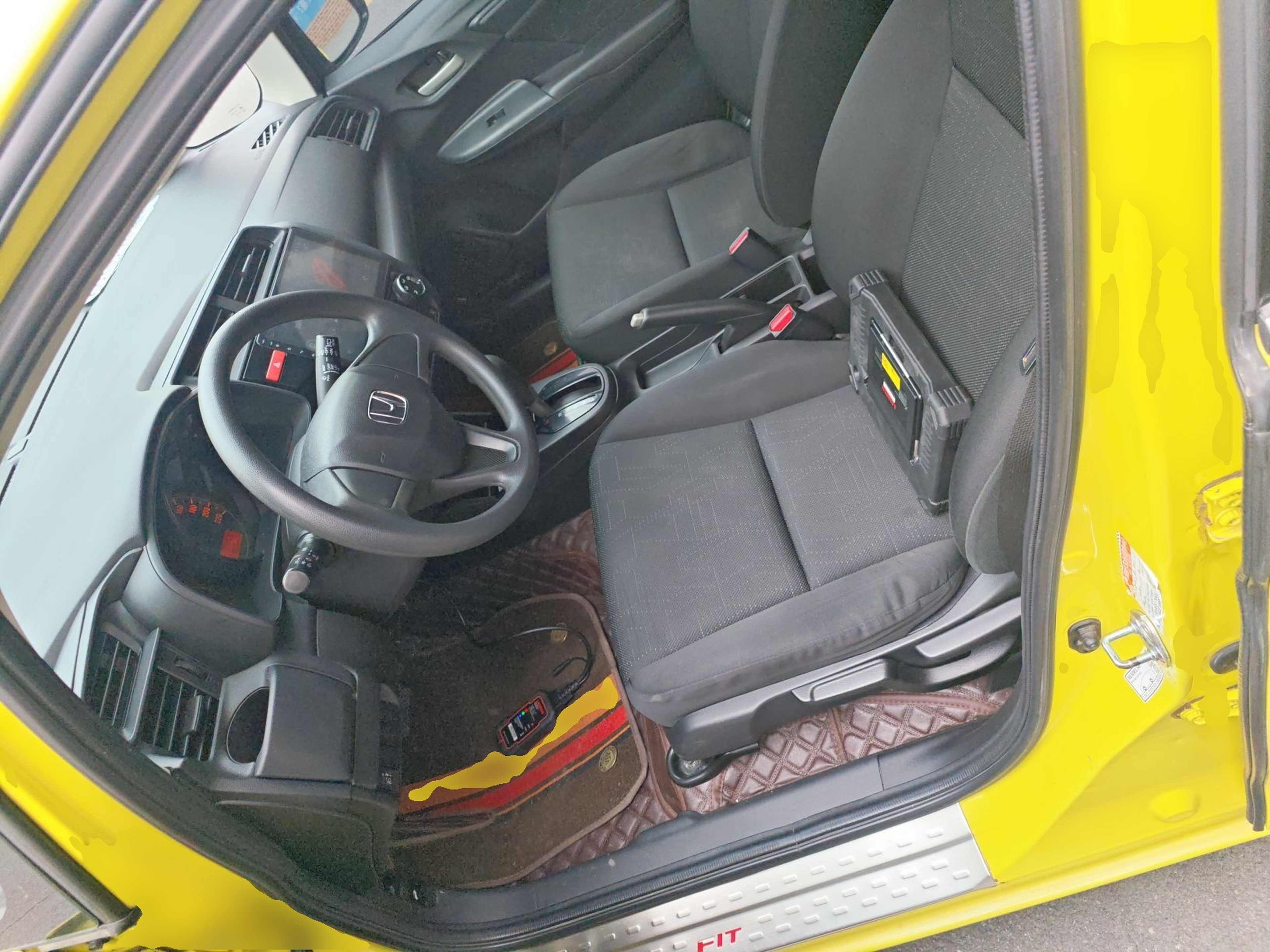 المقاعد الأمامية داخل السيارة