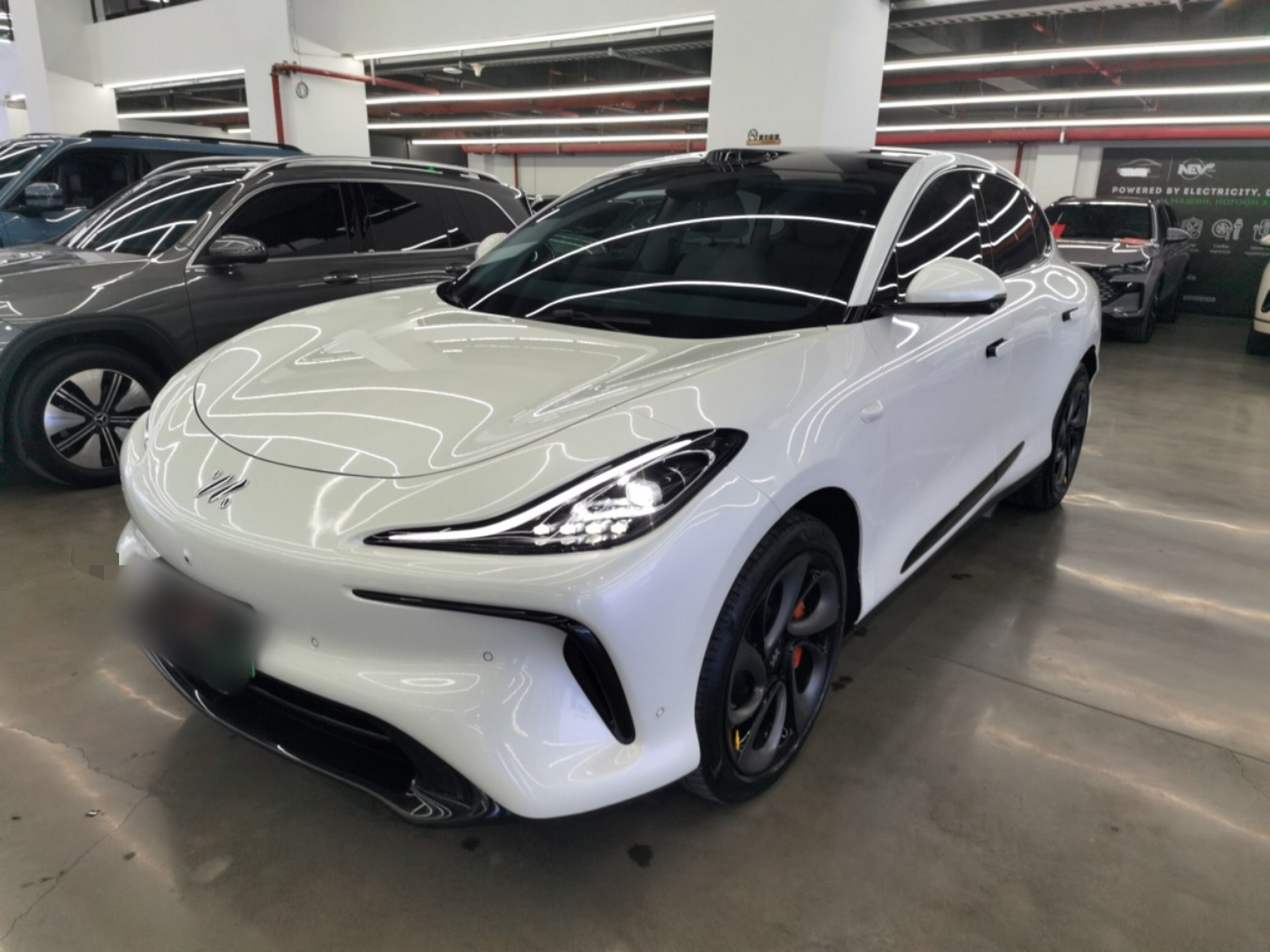 Под передней частью автомобиля