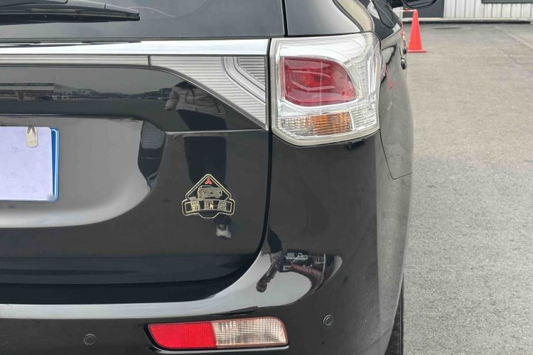 Used Mitsubishi Outlander 2013 2.0L Two-Wheel Drive Sport Navigation Version 5 Seats
