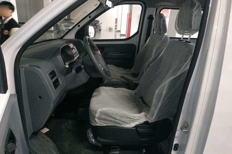 Used Wuling Yangguang 2024 300KM Comfort Version Passenger Van 75kW
