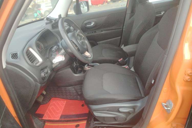 Used  Renegade 2018 Connected Large Screen Version 180T Automatic High-Energy Edition
