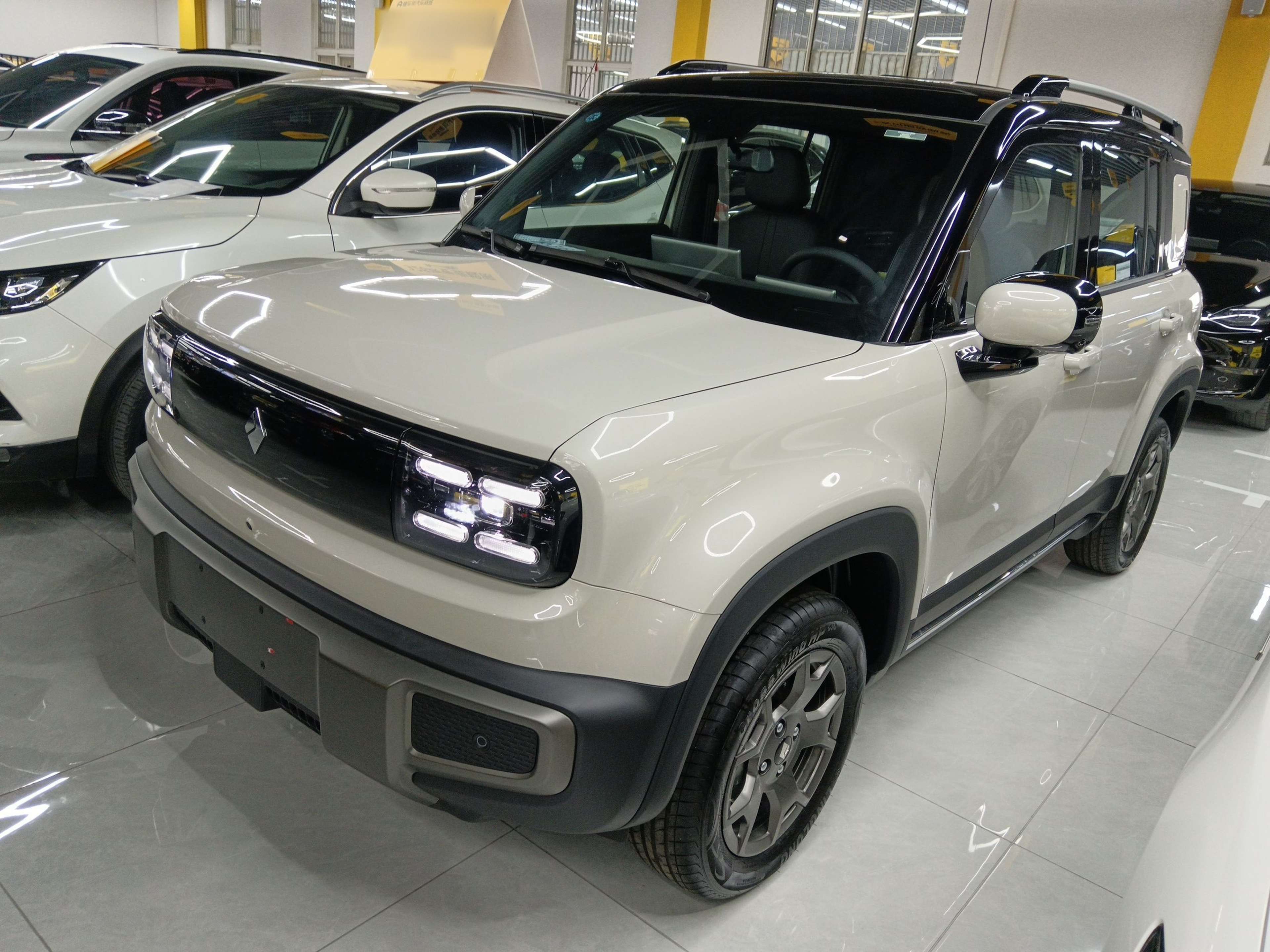 تحت مقدمة السيارة