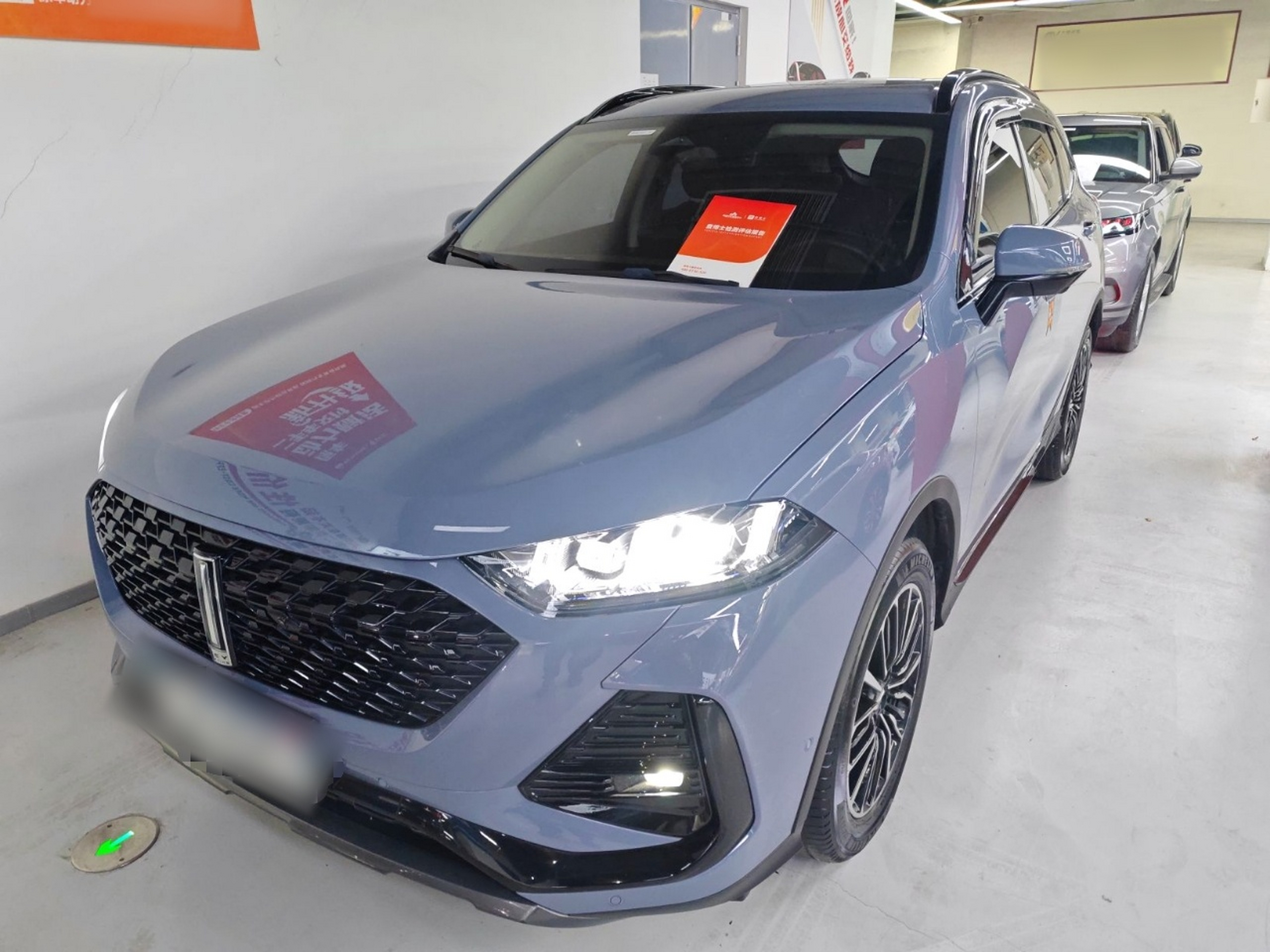 تحت مقدمة السيارة