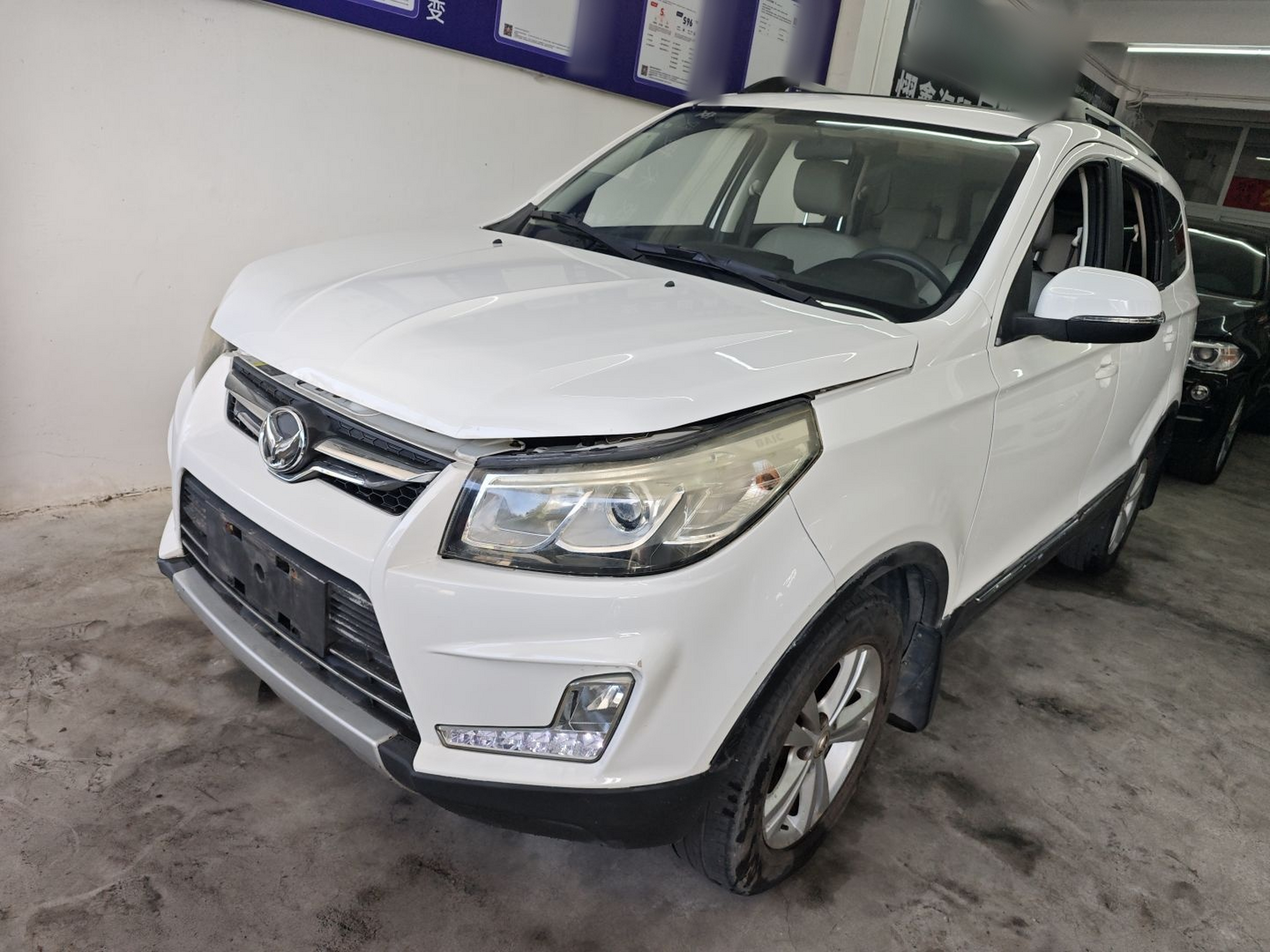 Под передней частью автомобиля