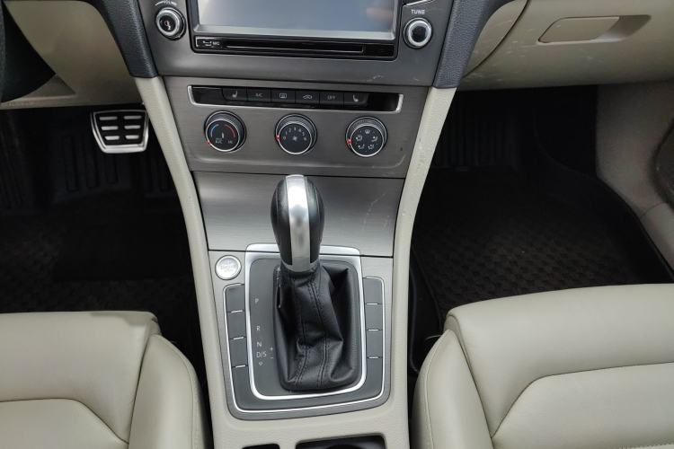 Used Volkswagen Golf 2016 230TSI Automatic Luxury Version
