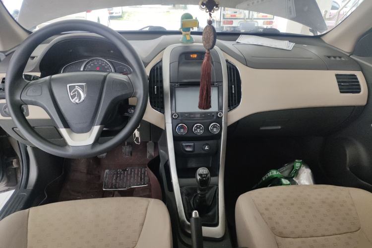 Used Baojun 630 2013 1.5L manual standard version
