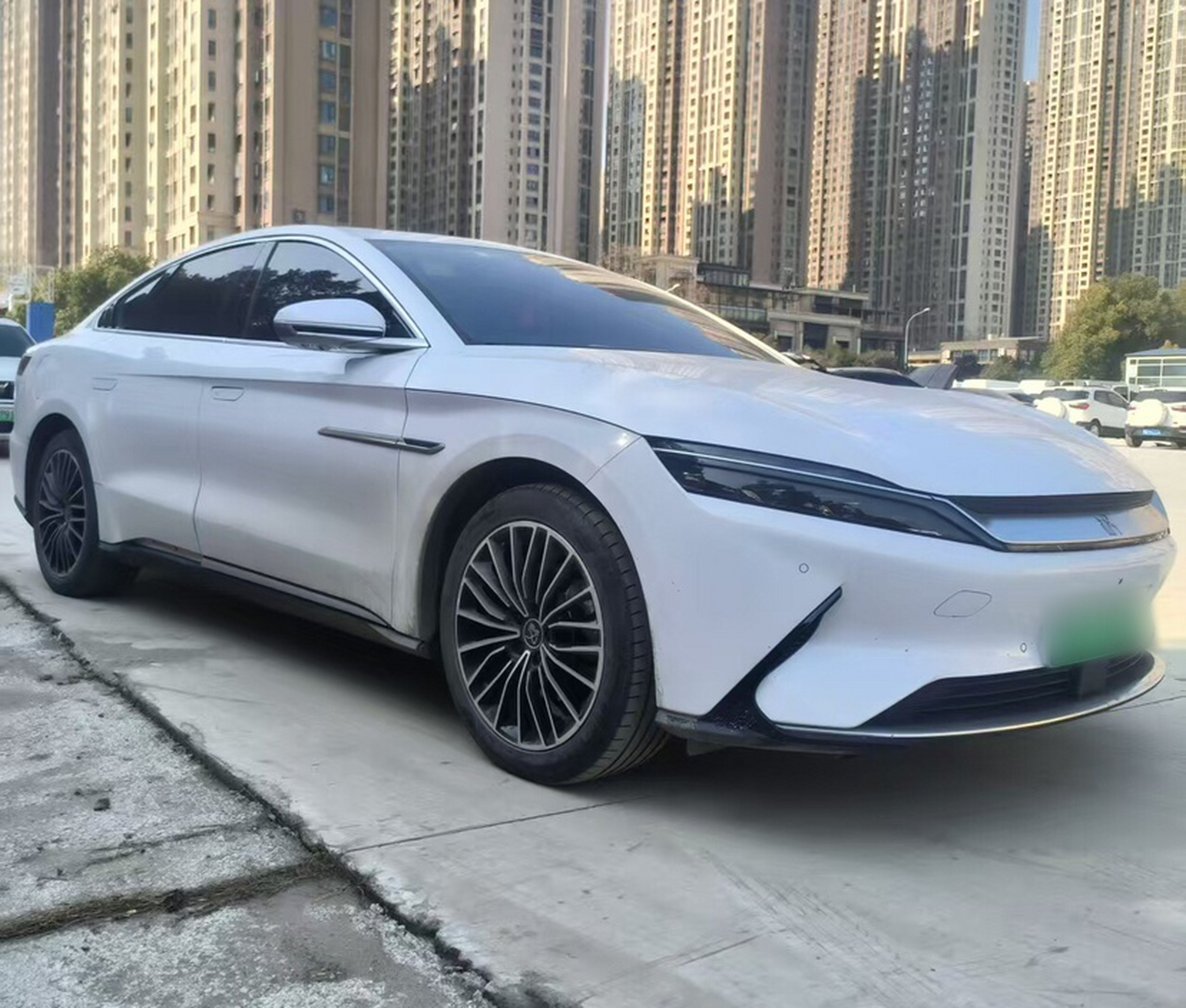 Под передней частью автомобиля