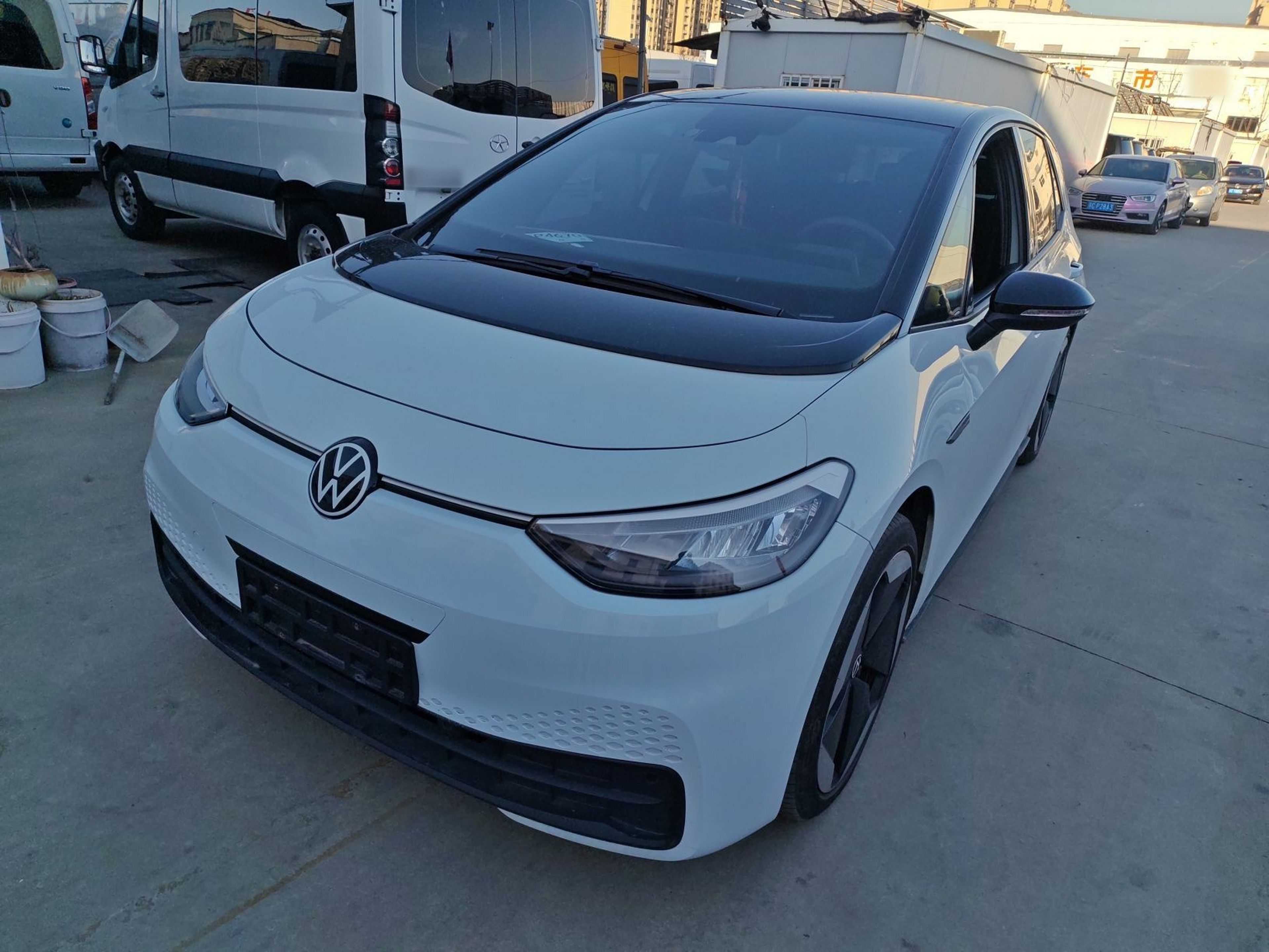 تحت مقدمة السيارة