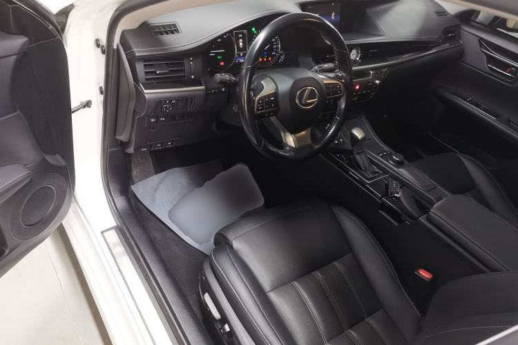 Used Lexus ES 2015 300h Comfort Edition
