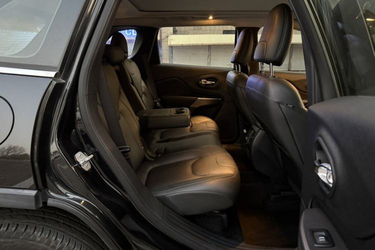 Used  Cherokee 2019 2.0T Four-Wheel Drive Exploration Edition + Autonomous Driving Smart Package China V