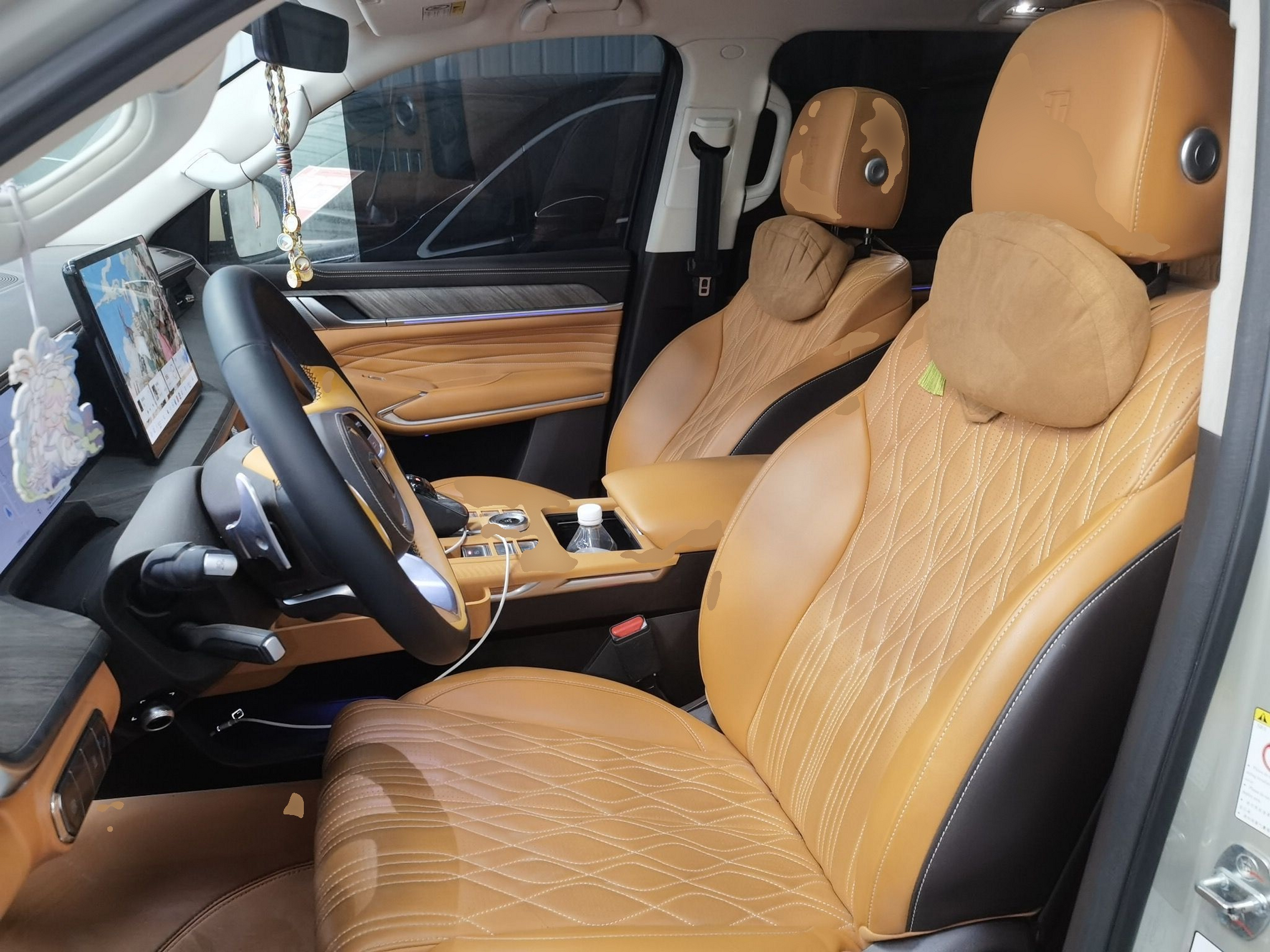 المقاعد الأمامية داخل السيارة