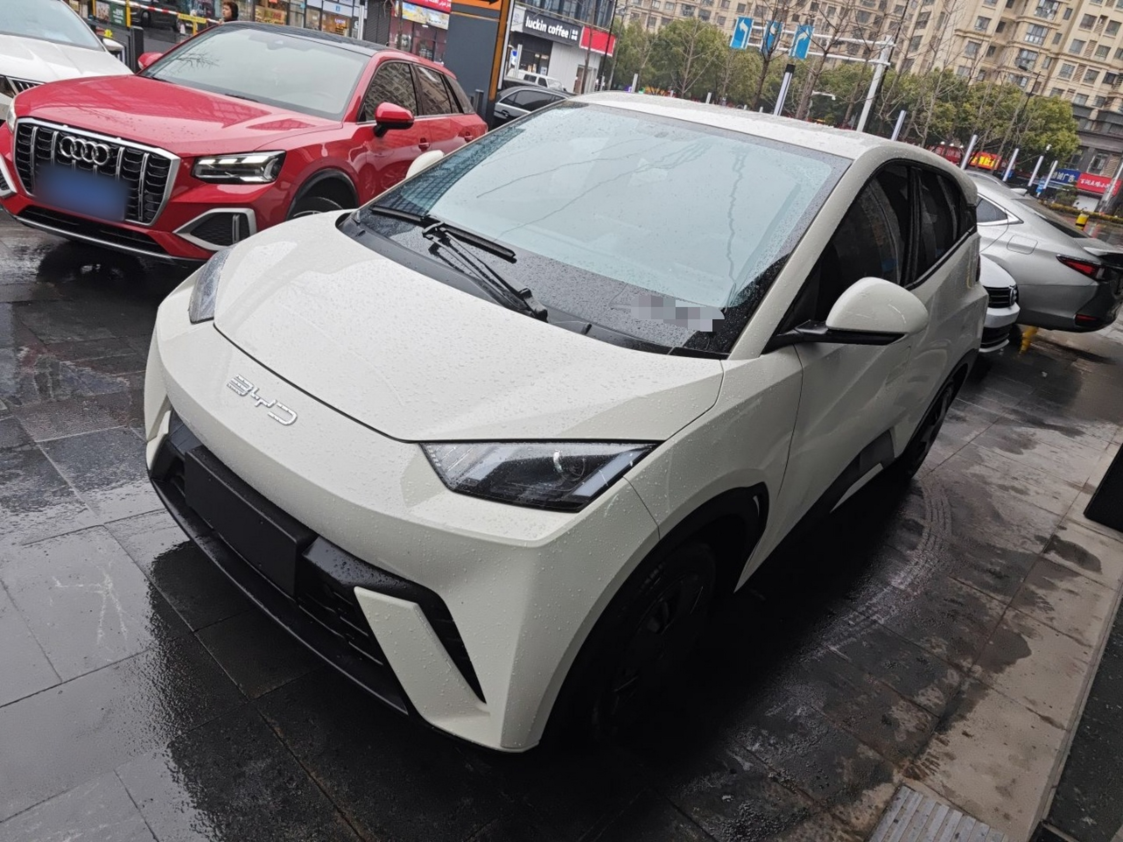 Под передней частью автомобиля