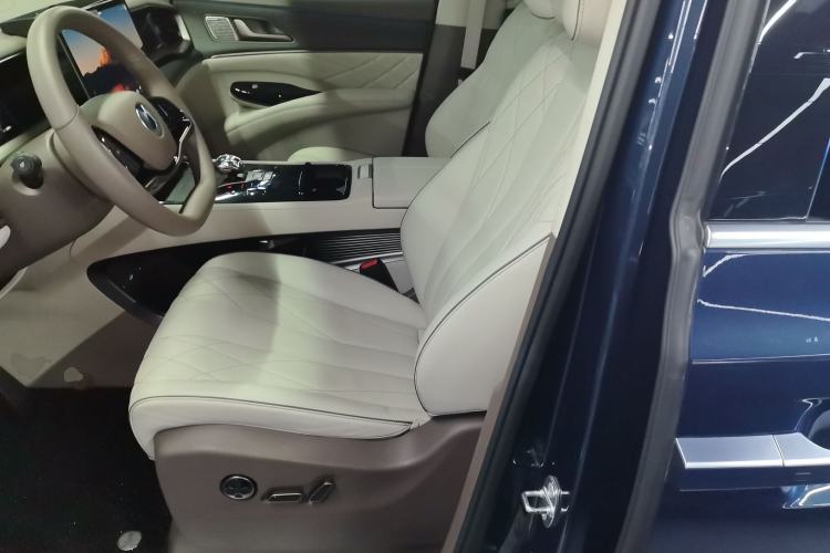 Used Denza D9 2022 EV 600 Four-Wheel Drive Flagship Model
