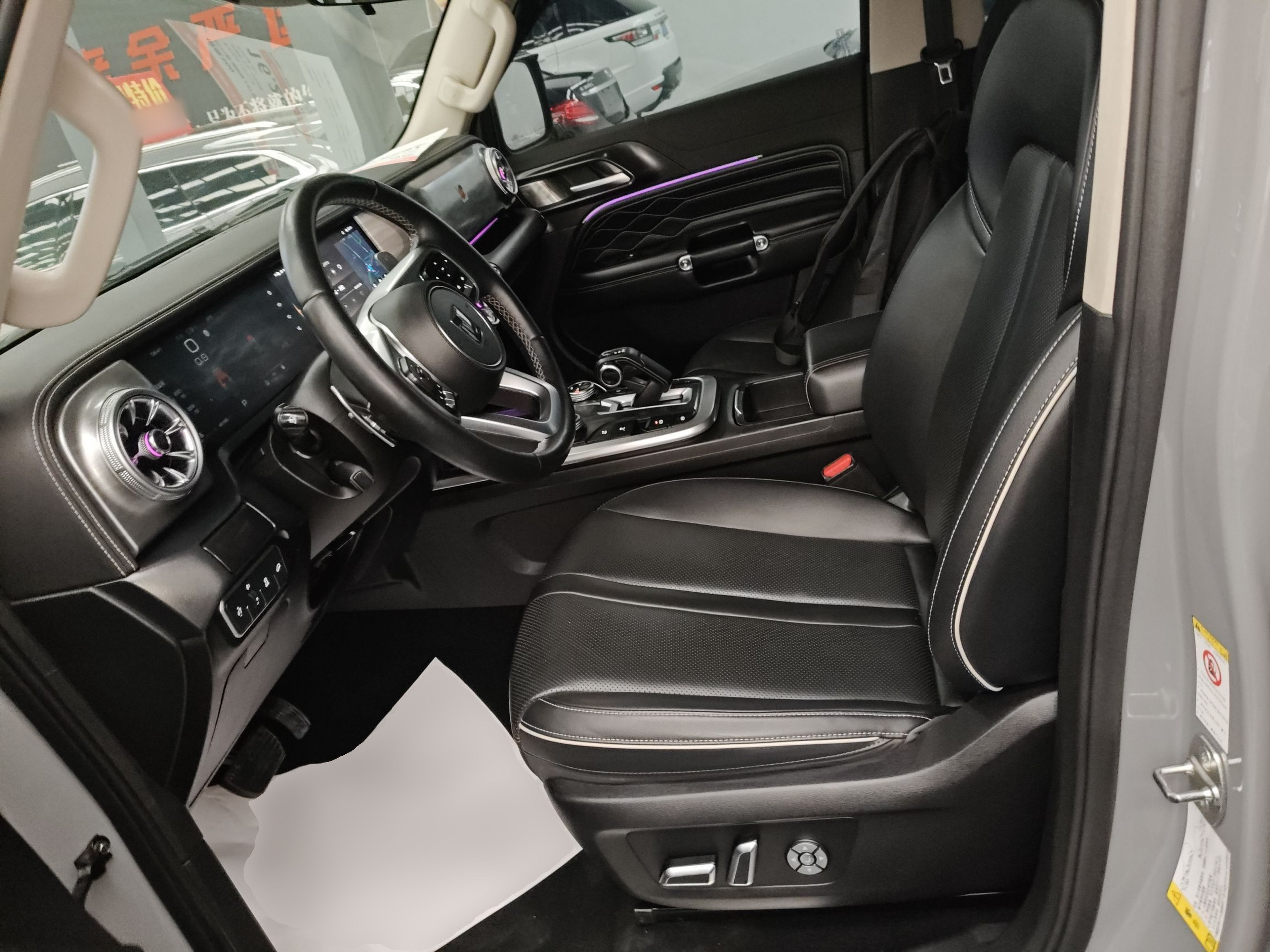 المقاعد الأمامية داخل السيارة