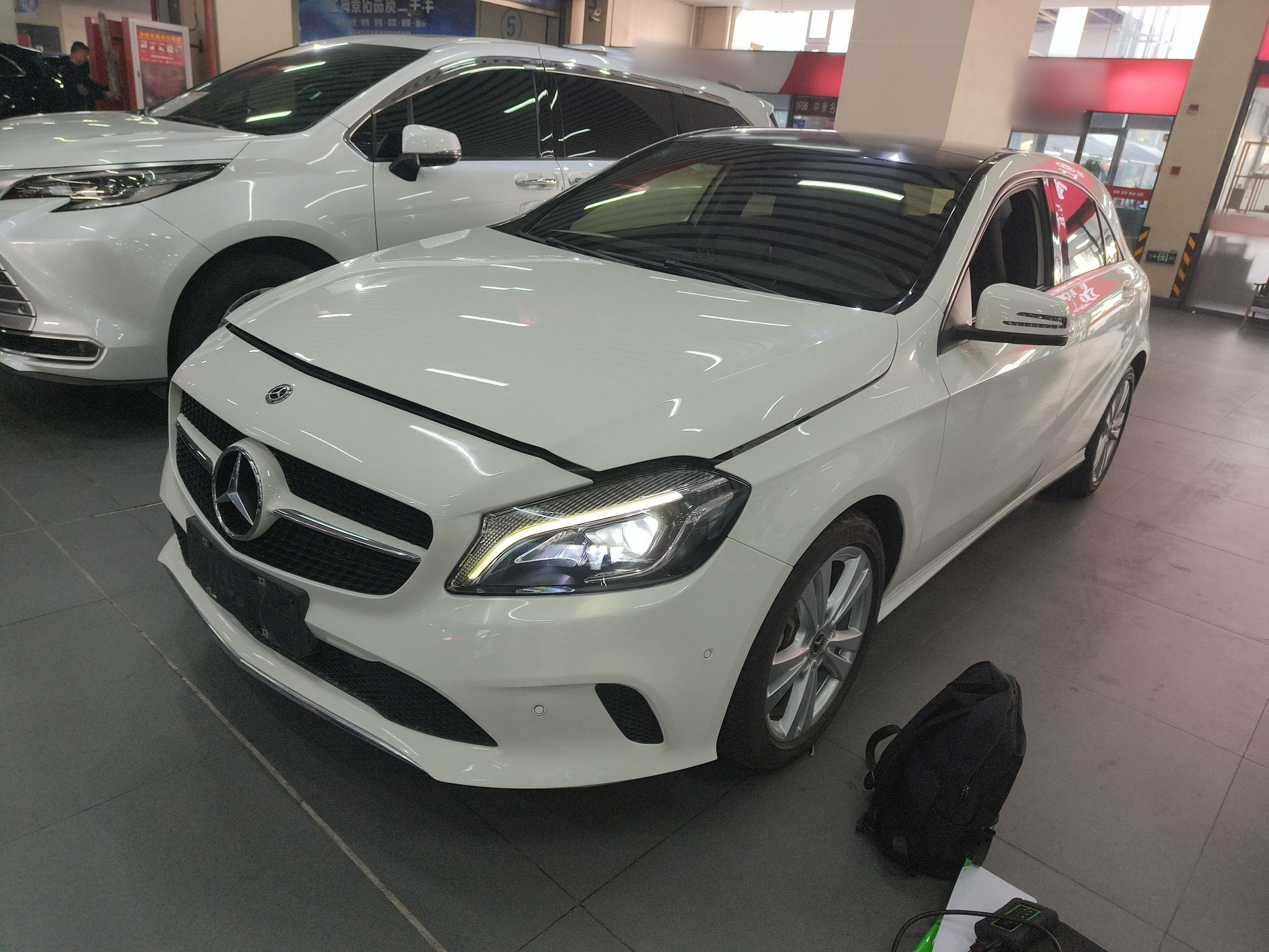 Под передней частью автомобиля