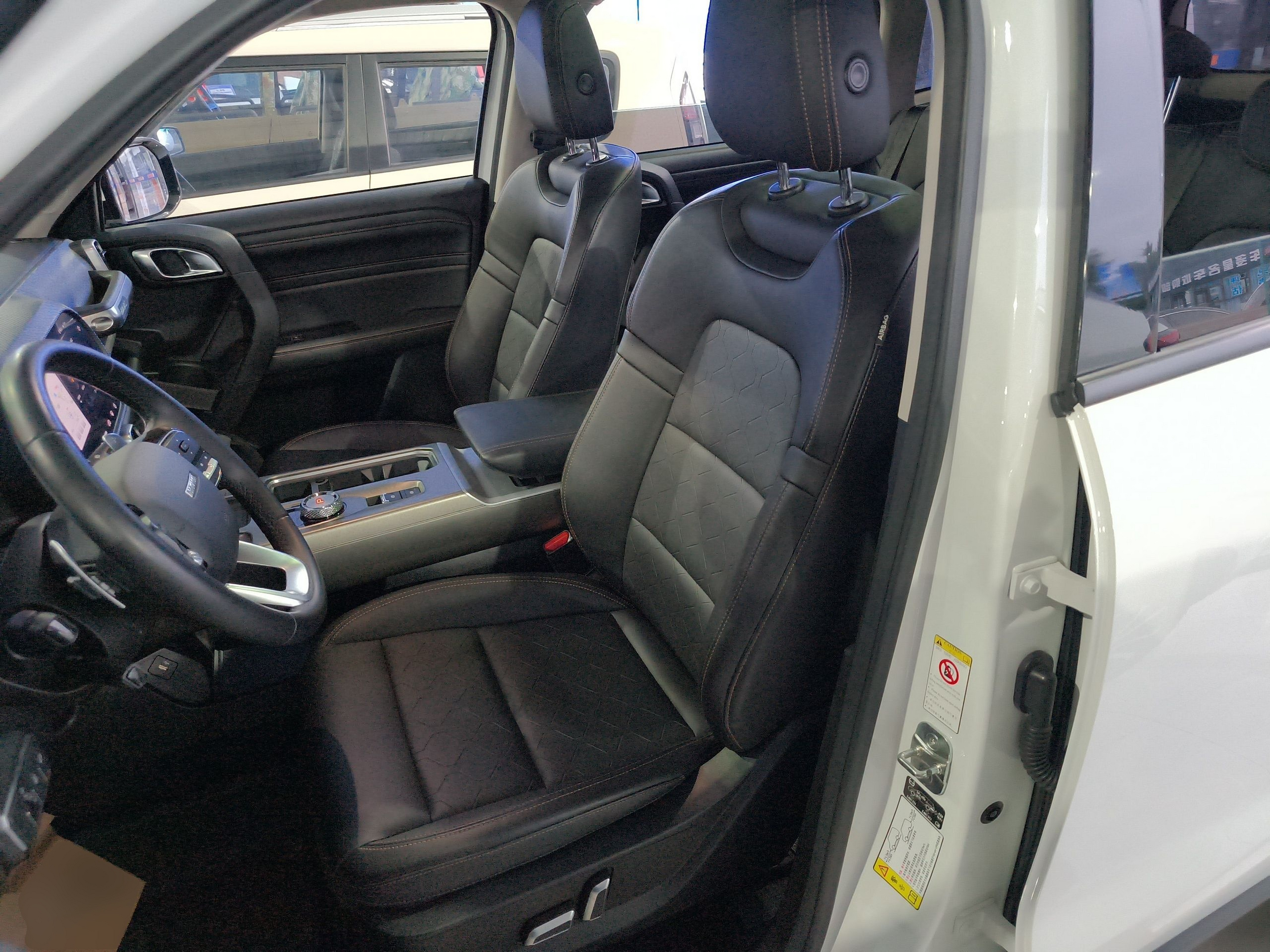 المقاعد الأمامية داخل السيارة