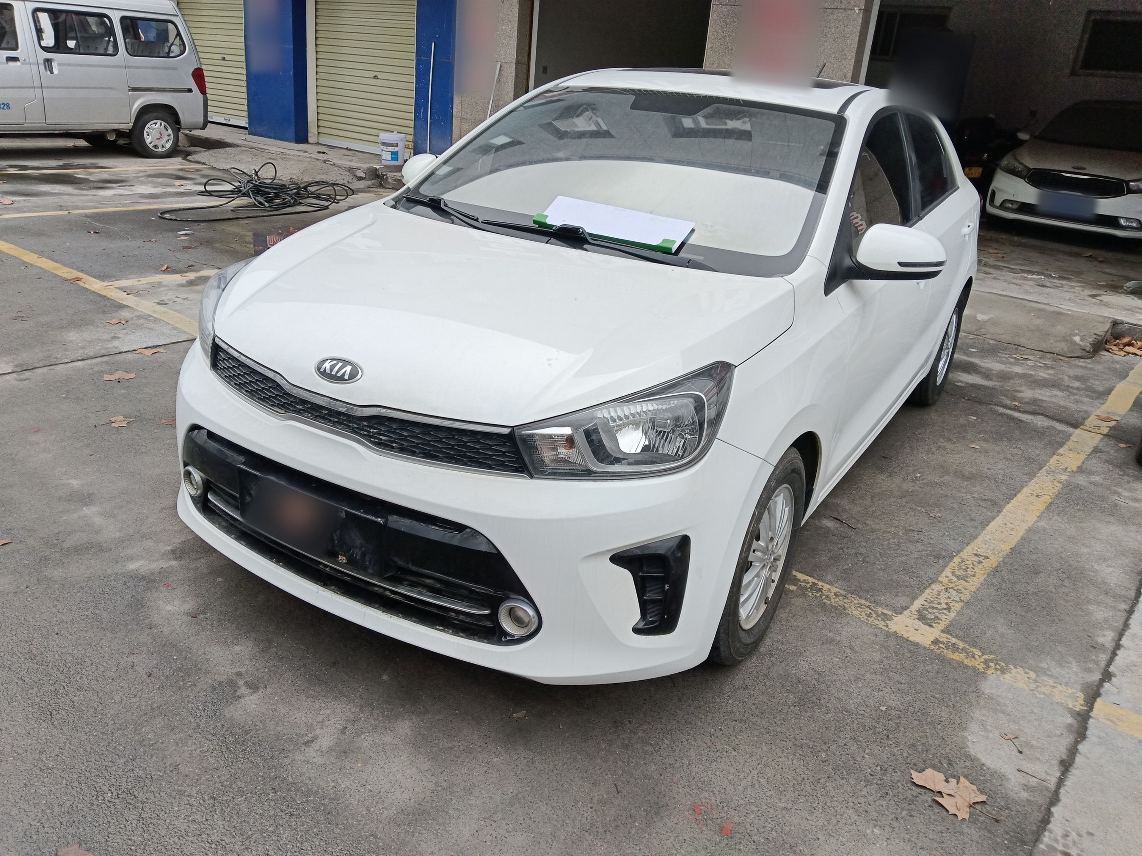 Под передней частью автомобиля