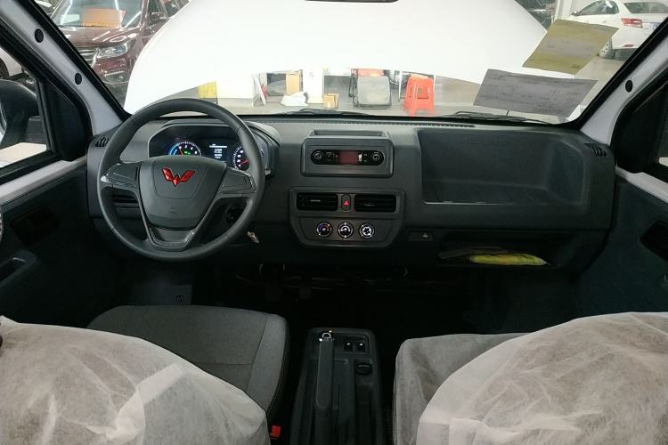 Used Wuling Yangguang 2024 300KM Comfort Version Passenger Van 75kW
