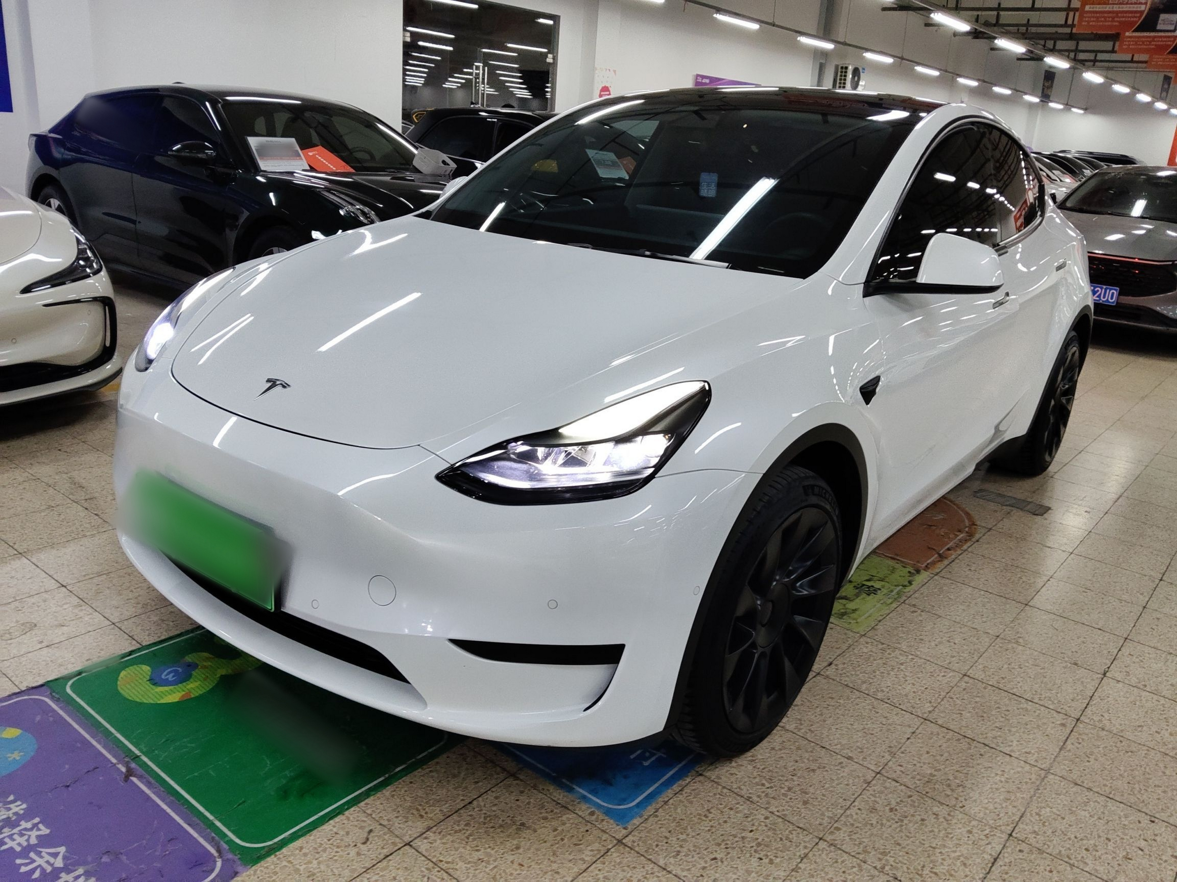 تحت مقدمة السيارة