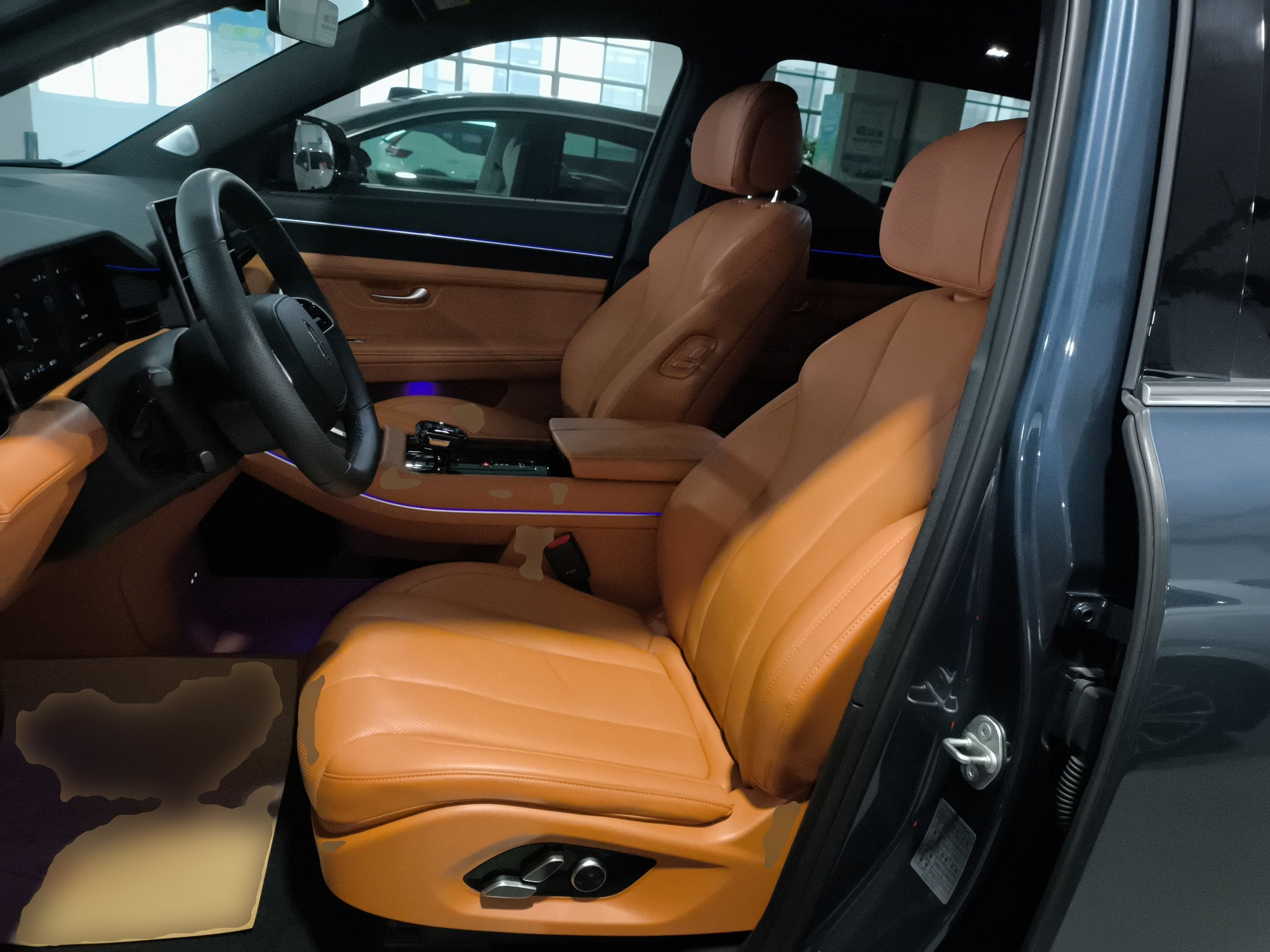 المقاعد الأمامية داخل السيارة