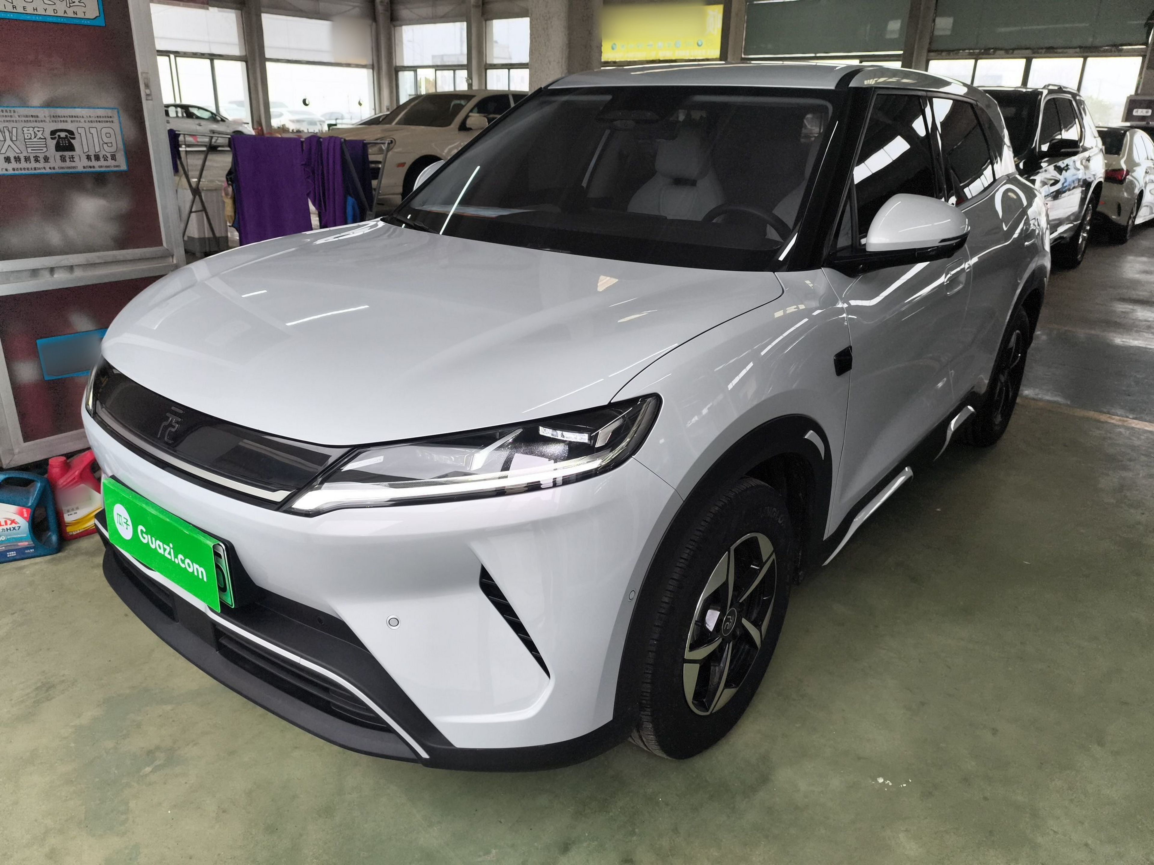 Под передней частью автомобиля