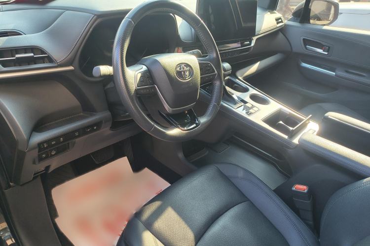 Used Toyota Sienna 2023 2.5L Hybrid Deluxe Edition