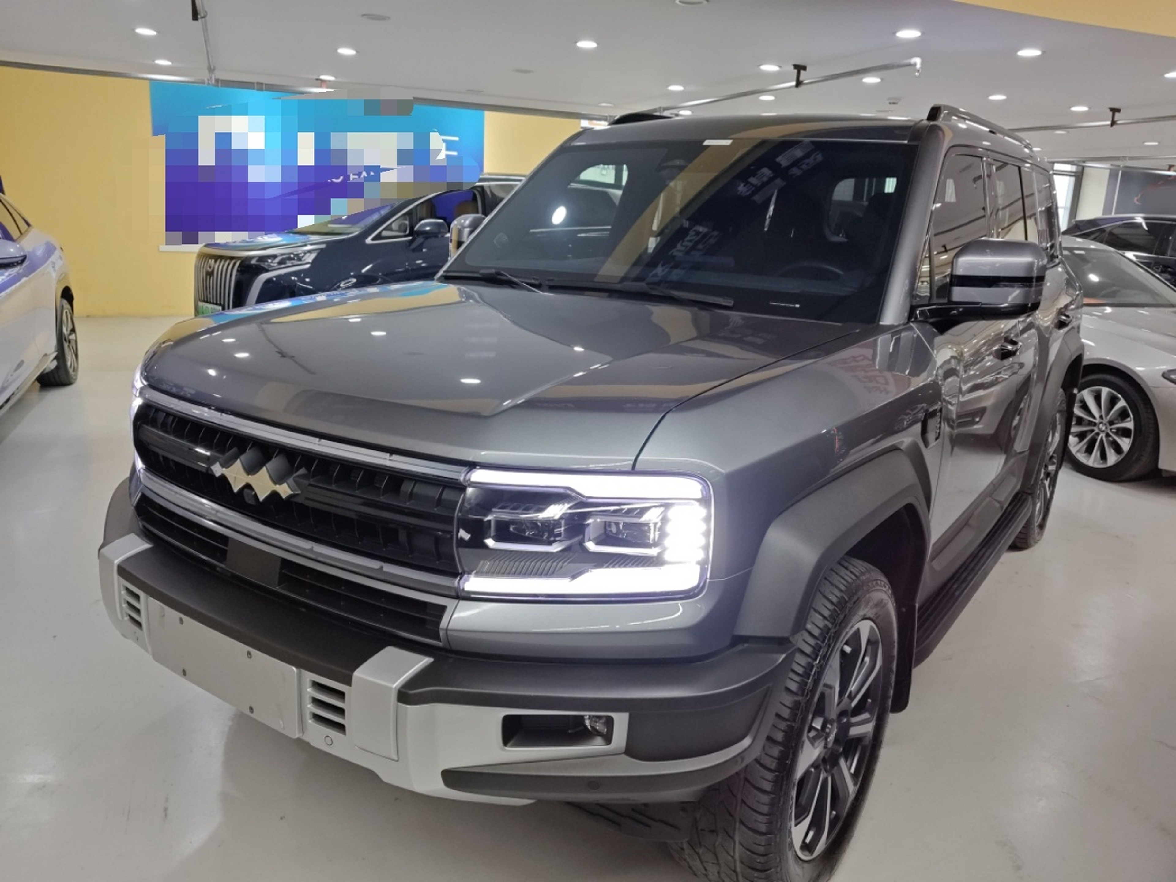 تحت مقدمة السيارة