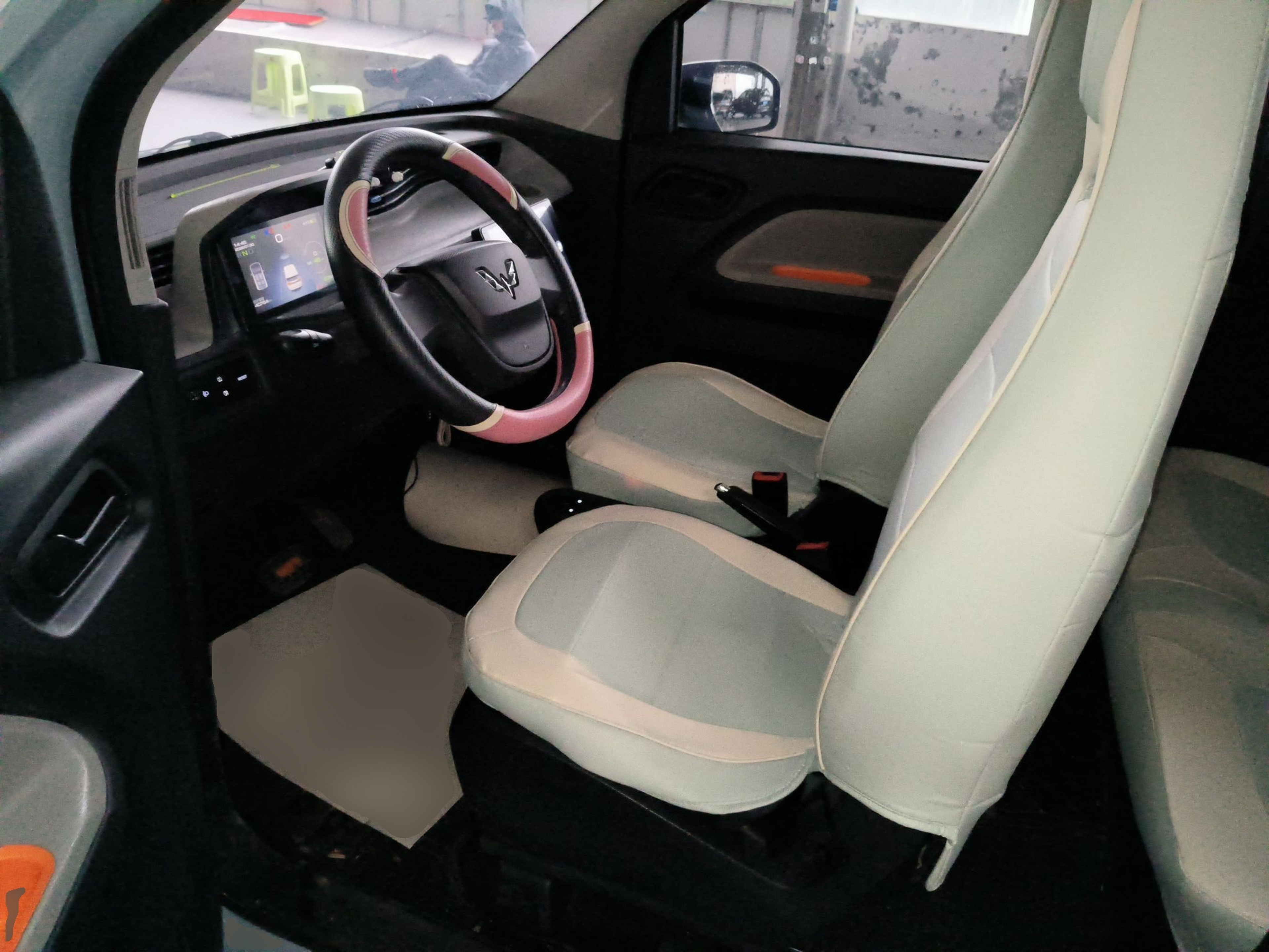 Переднее сиденье в автомобиле