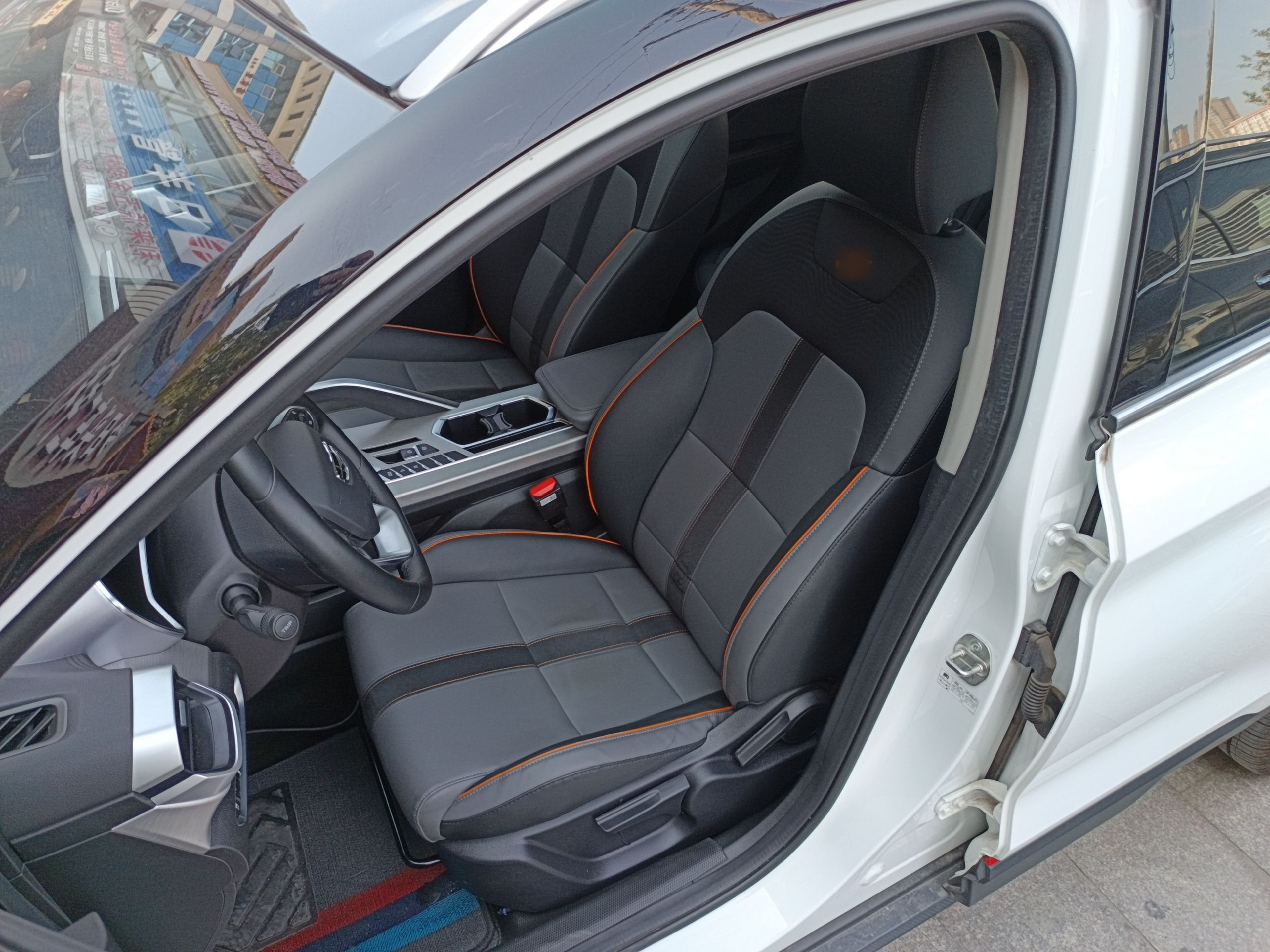 Переднее сиденье в автомобиле