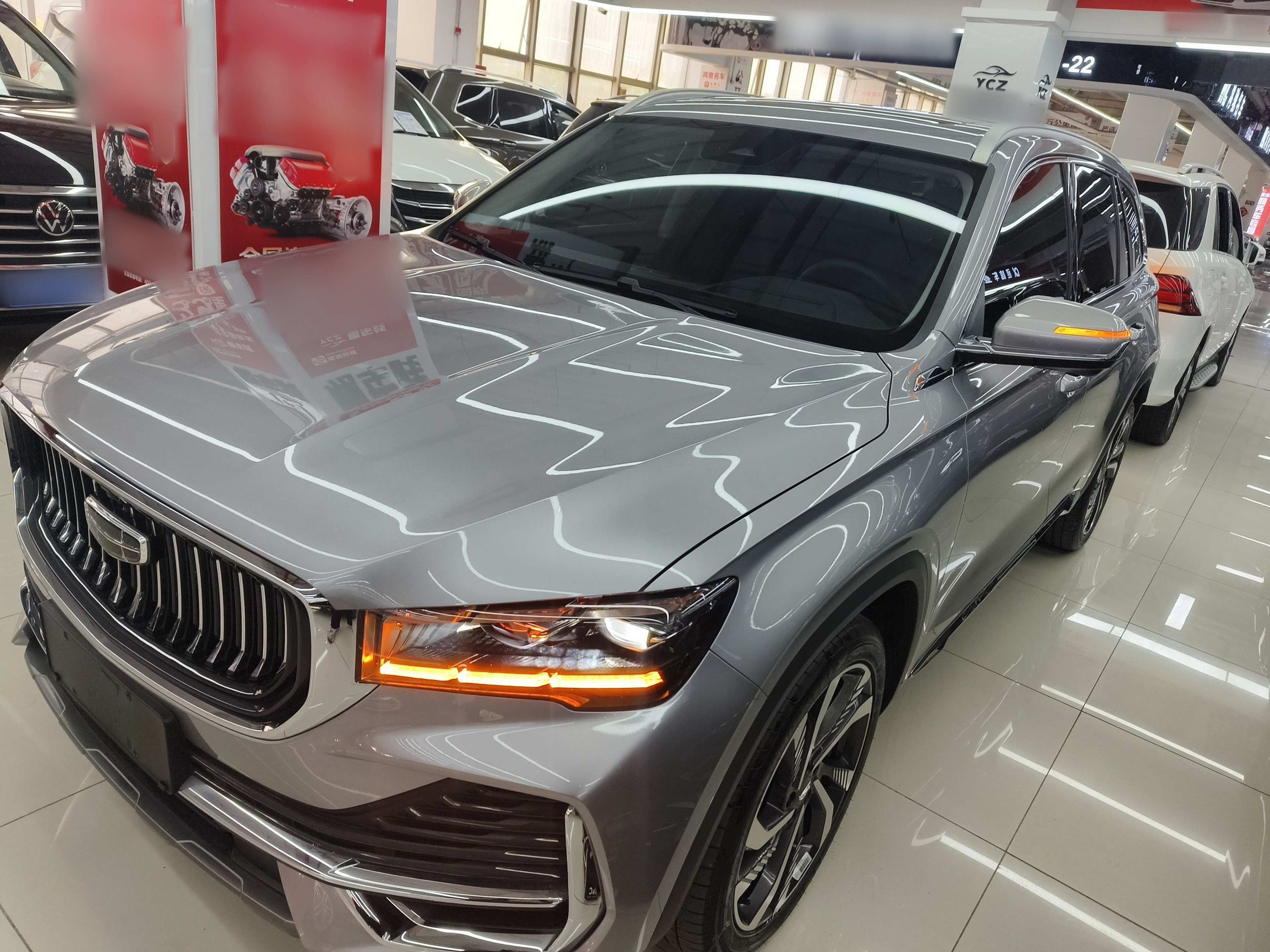 تحت مقدمة السيارة