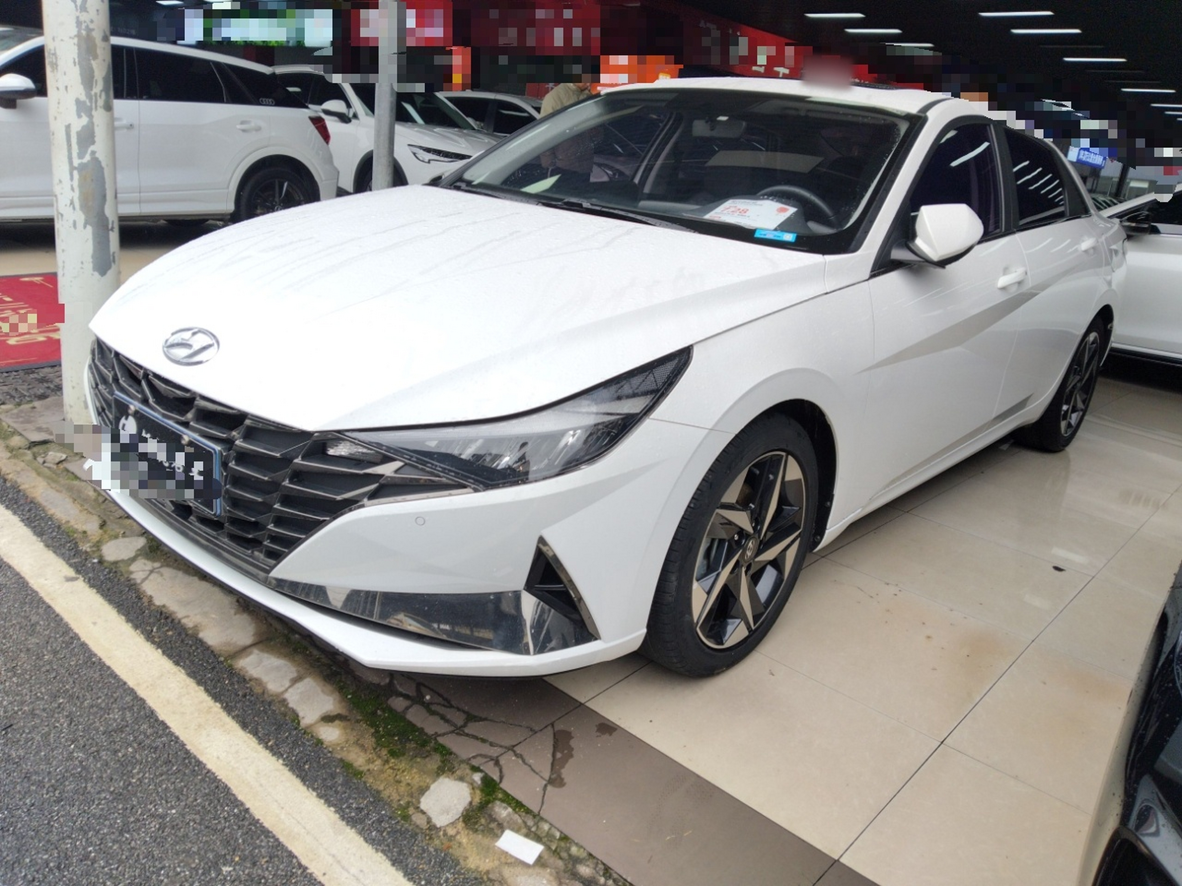 Под передней частью автомобиля