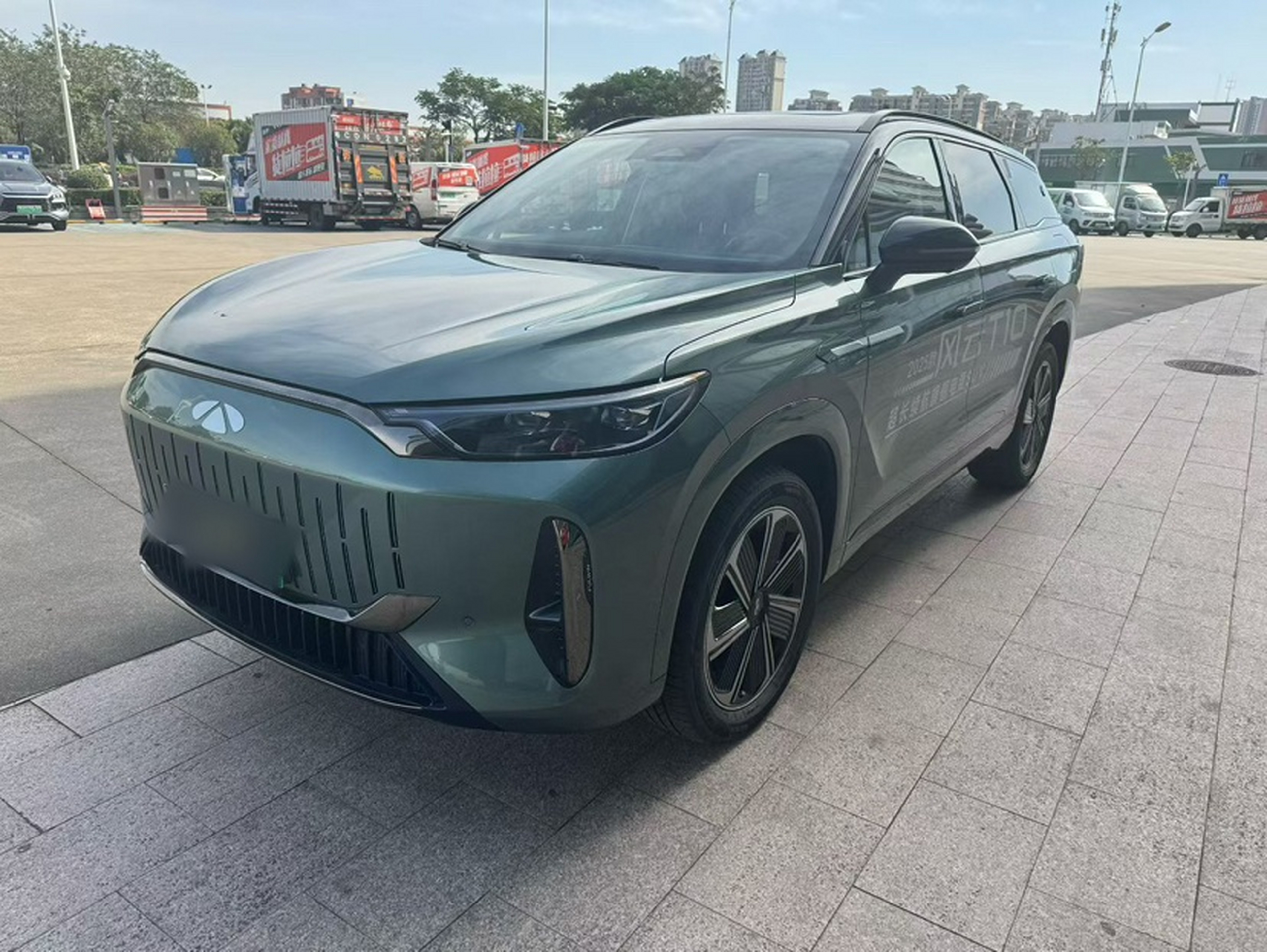 Под передней частью автомобиля