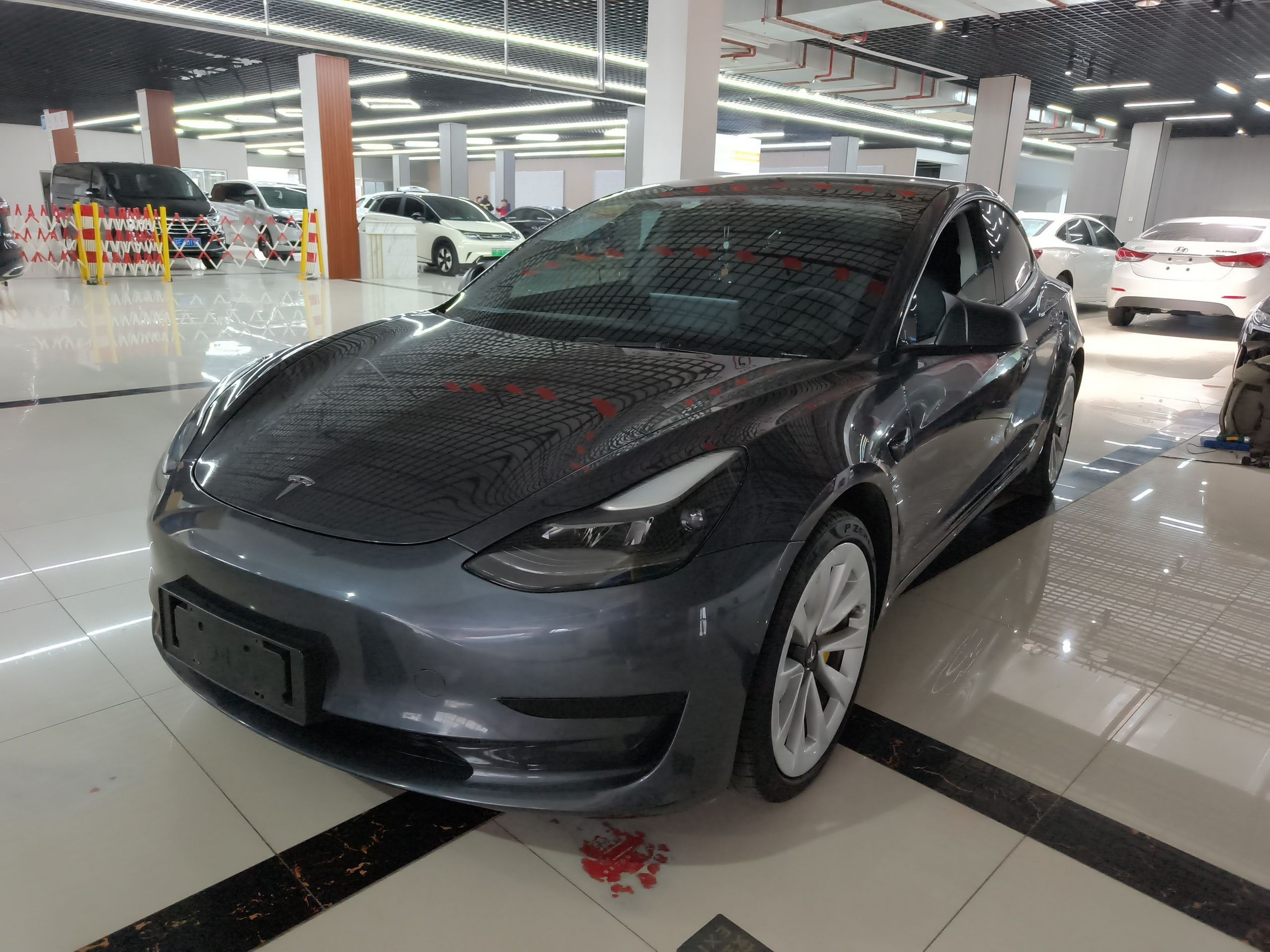 تحت مقدمة السيارة