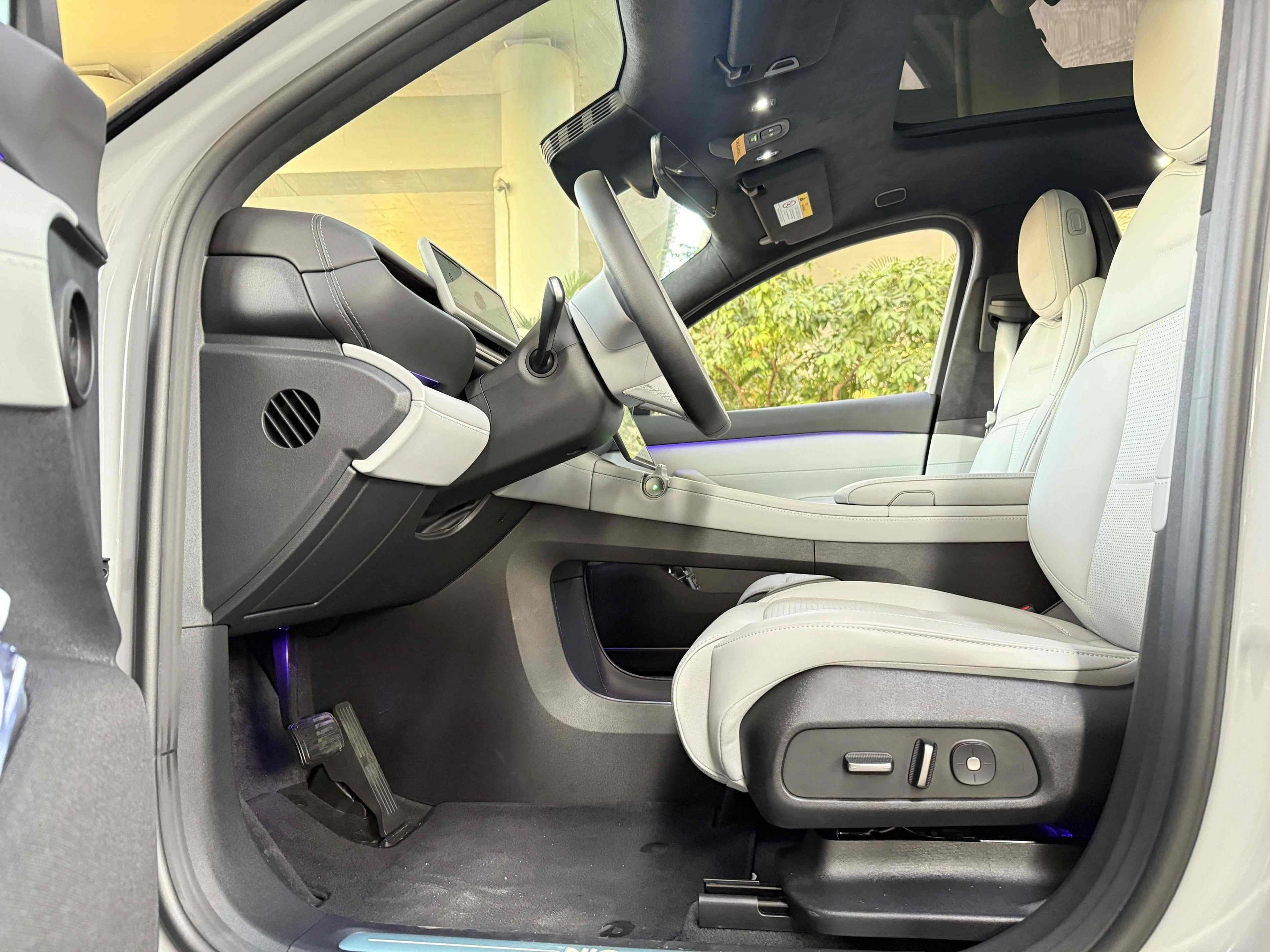 المقاعد الأمامية داخل السيارة