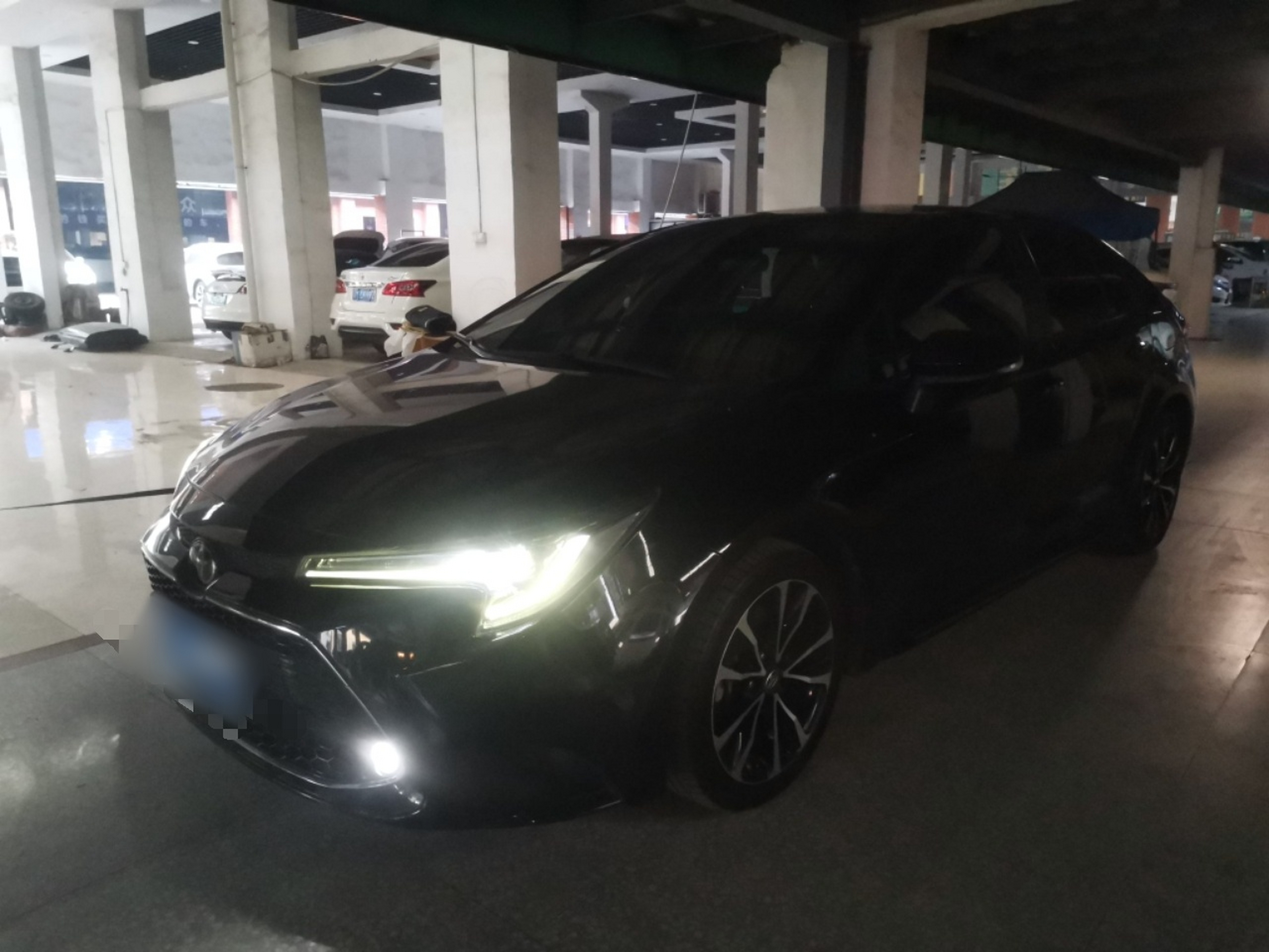 Под передней частью автомобиля