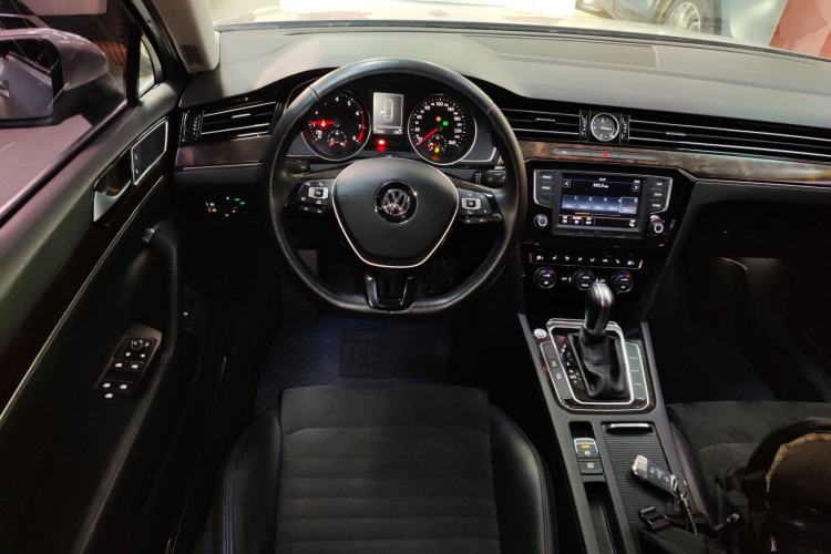 Used Volkswagen Magotan 2017 330TSI DSG Luxury Model
