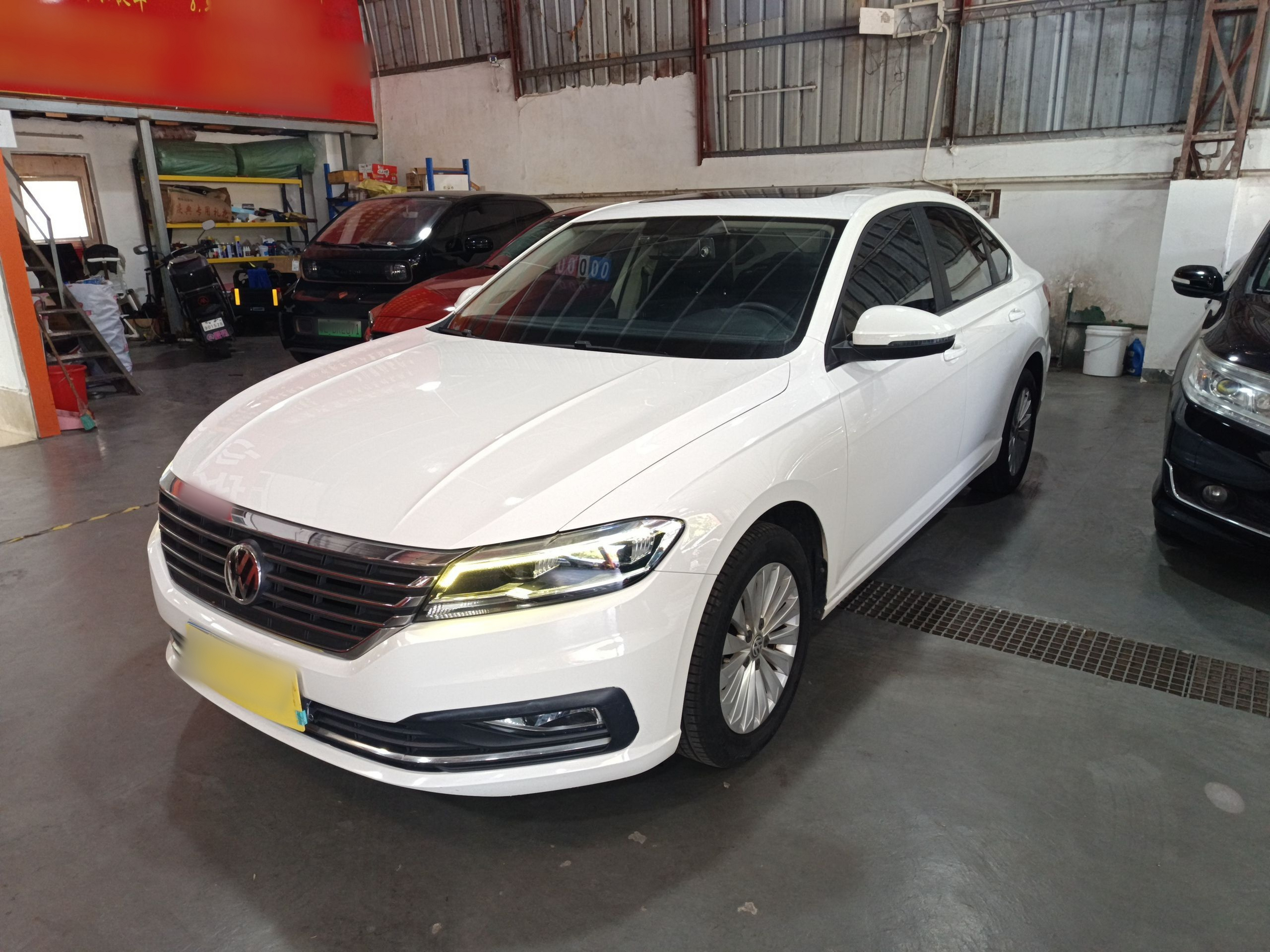 تحت مقدمة السيارة