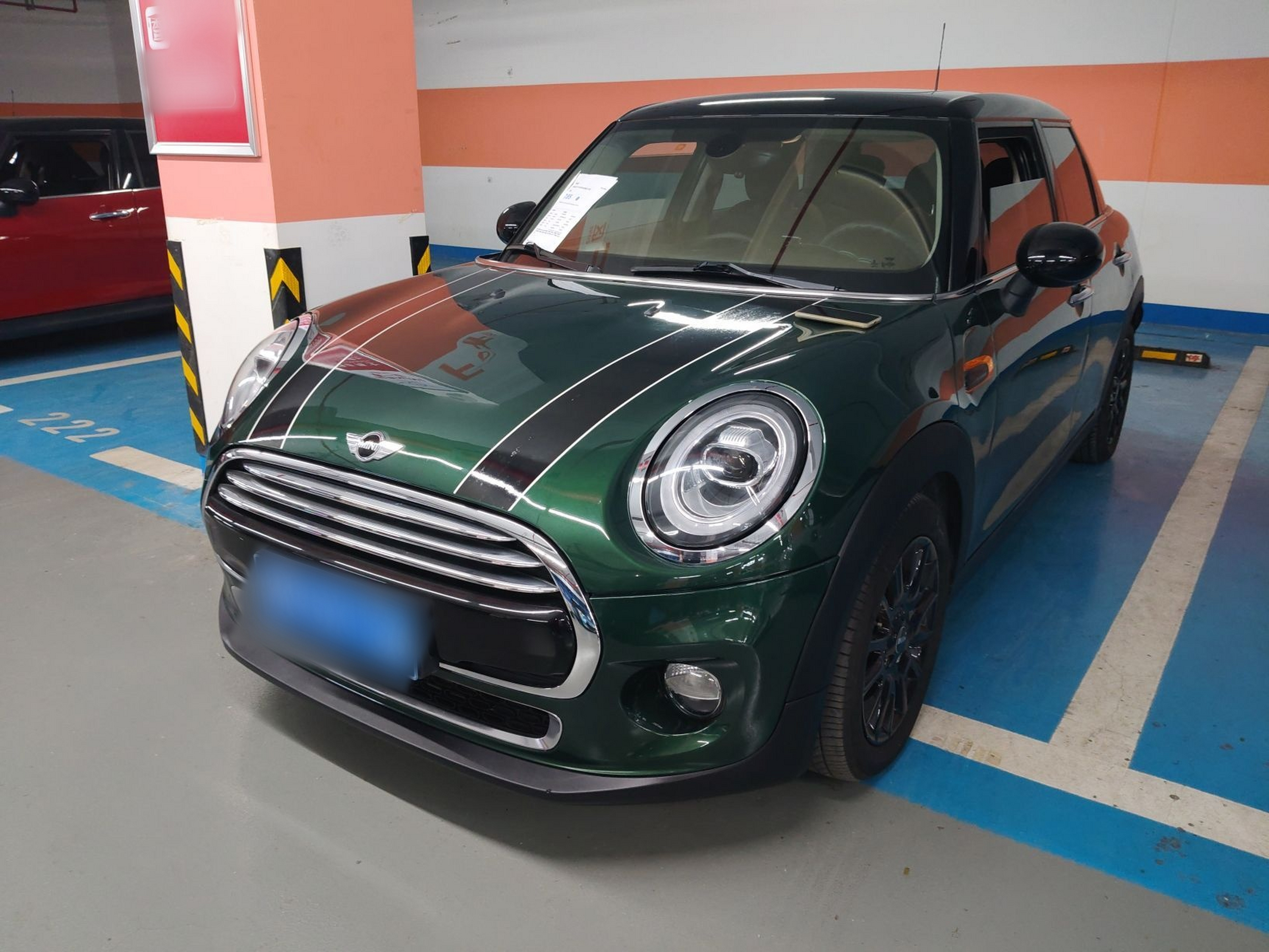 تحت مقدمة السيارة