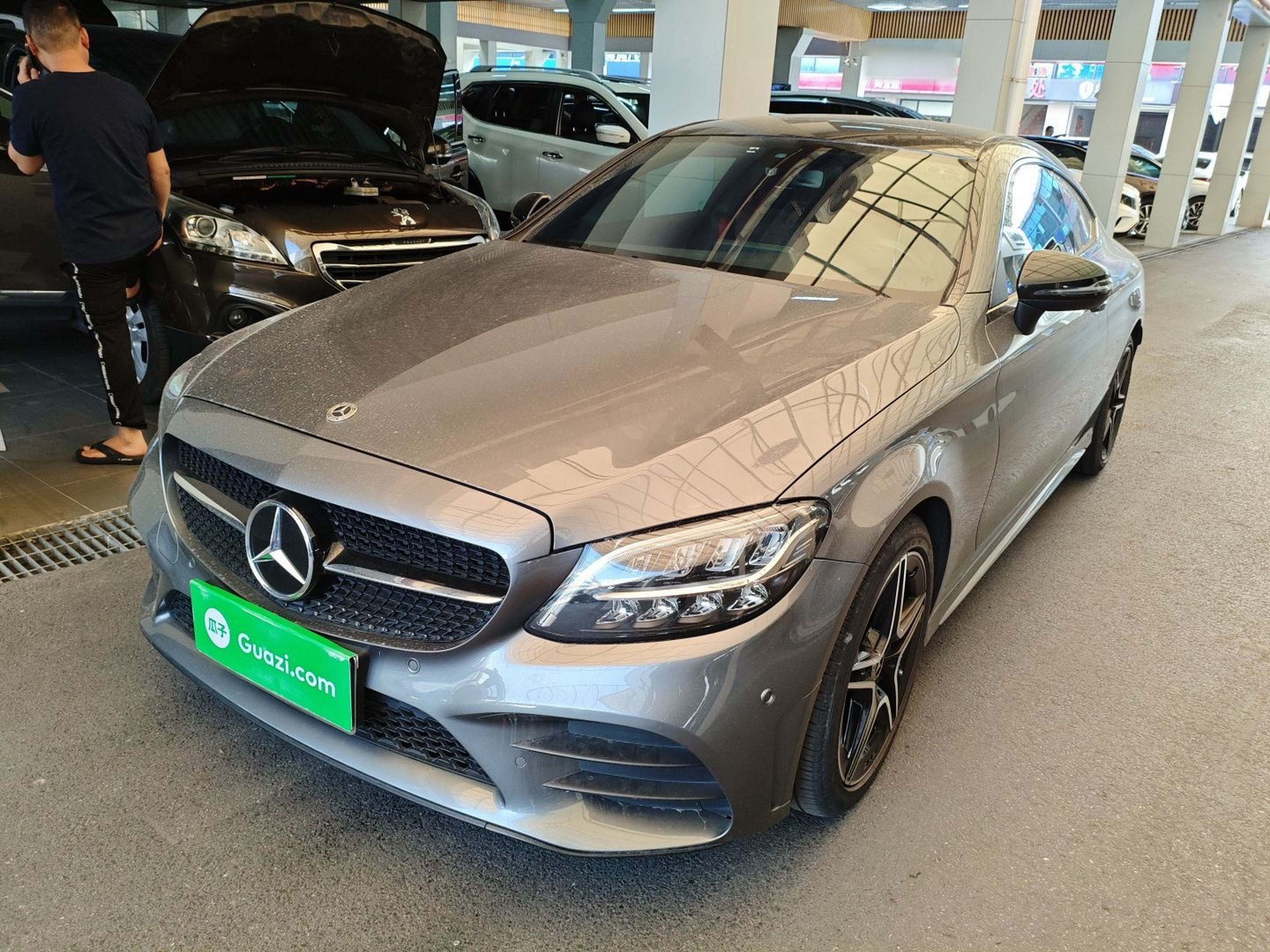 Под передней частью автомобиля