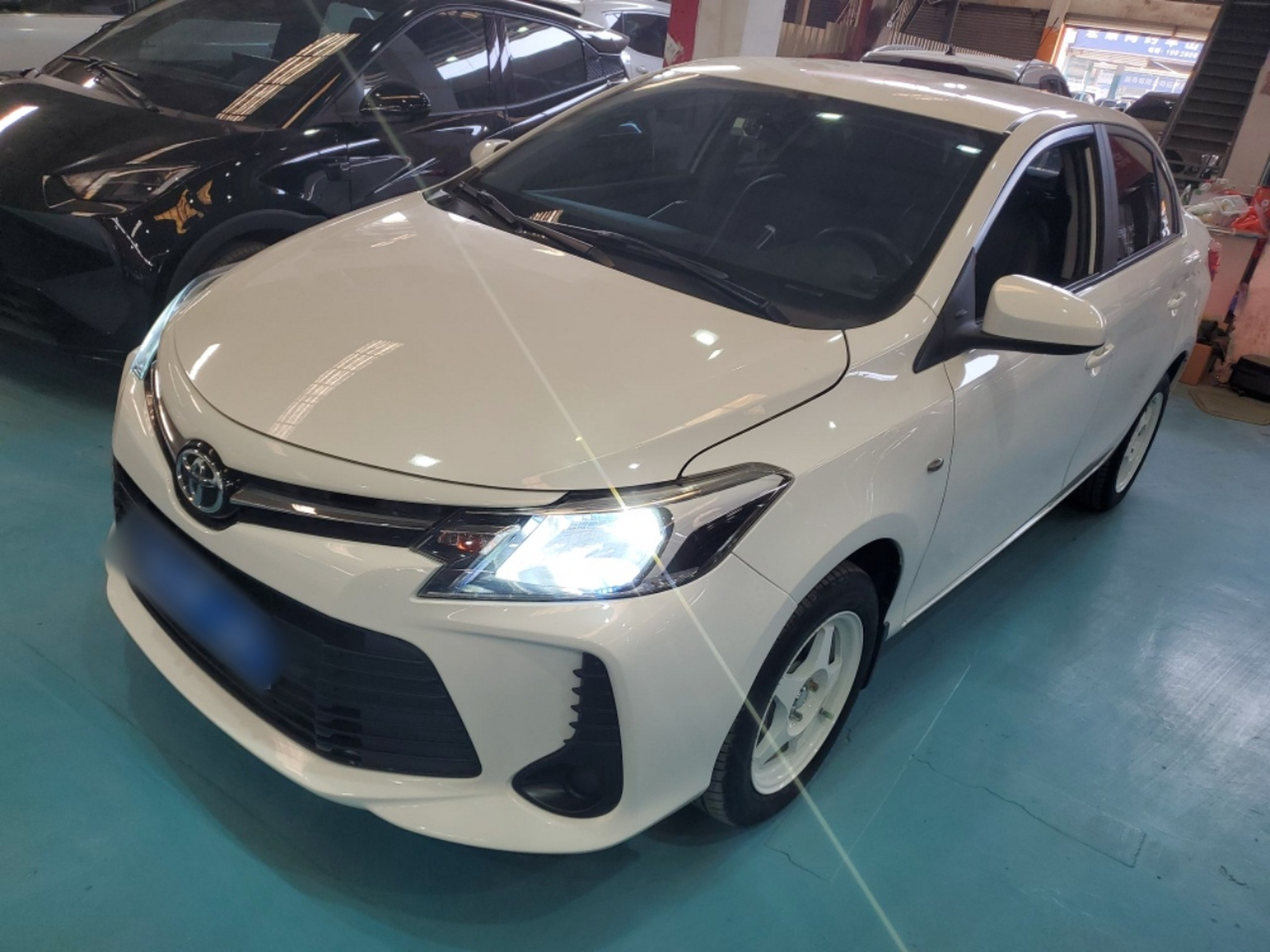 تحت مقدمة السيارة