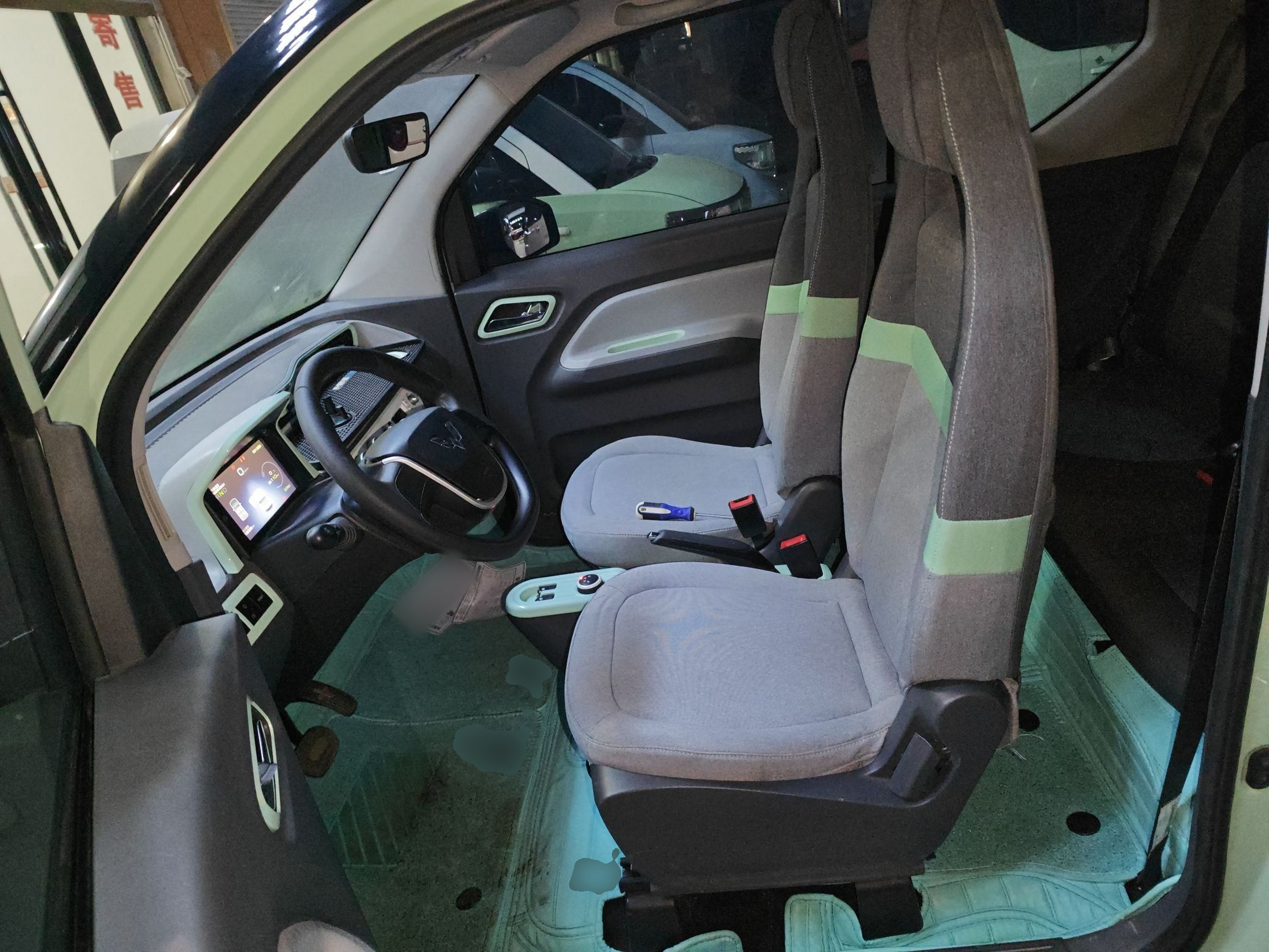 المقاعد الأمامية داخل السيارة