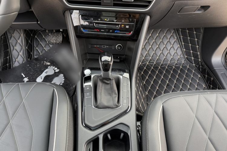 Used Volkswagen Tiguan L 2024 Outstanding Model 300TSI Automatic Two-Wheel Drive Longteng Edition
