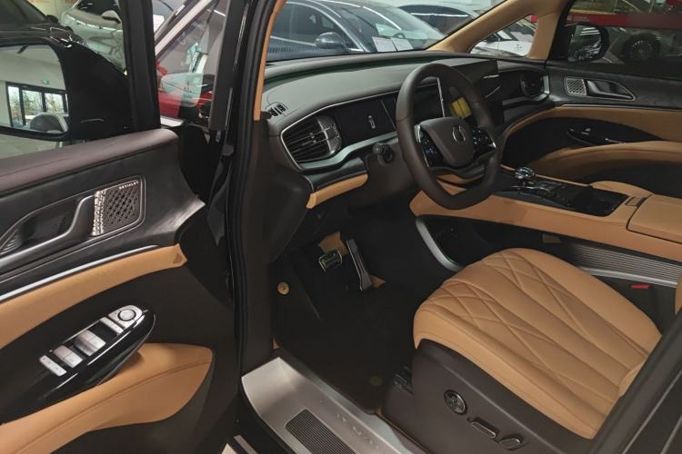 Used Denza D9 2025 DM-i Smart Drive 1020 Four-Wheel Drive Premium Model
