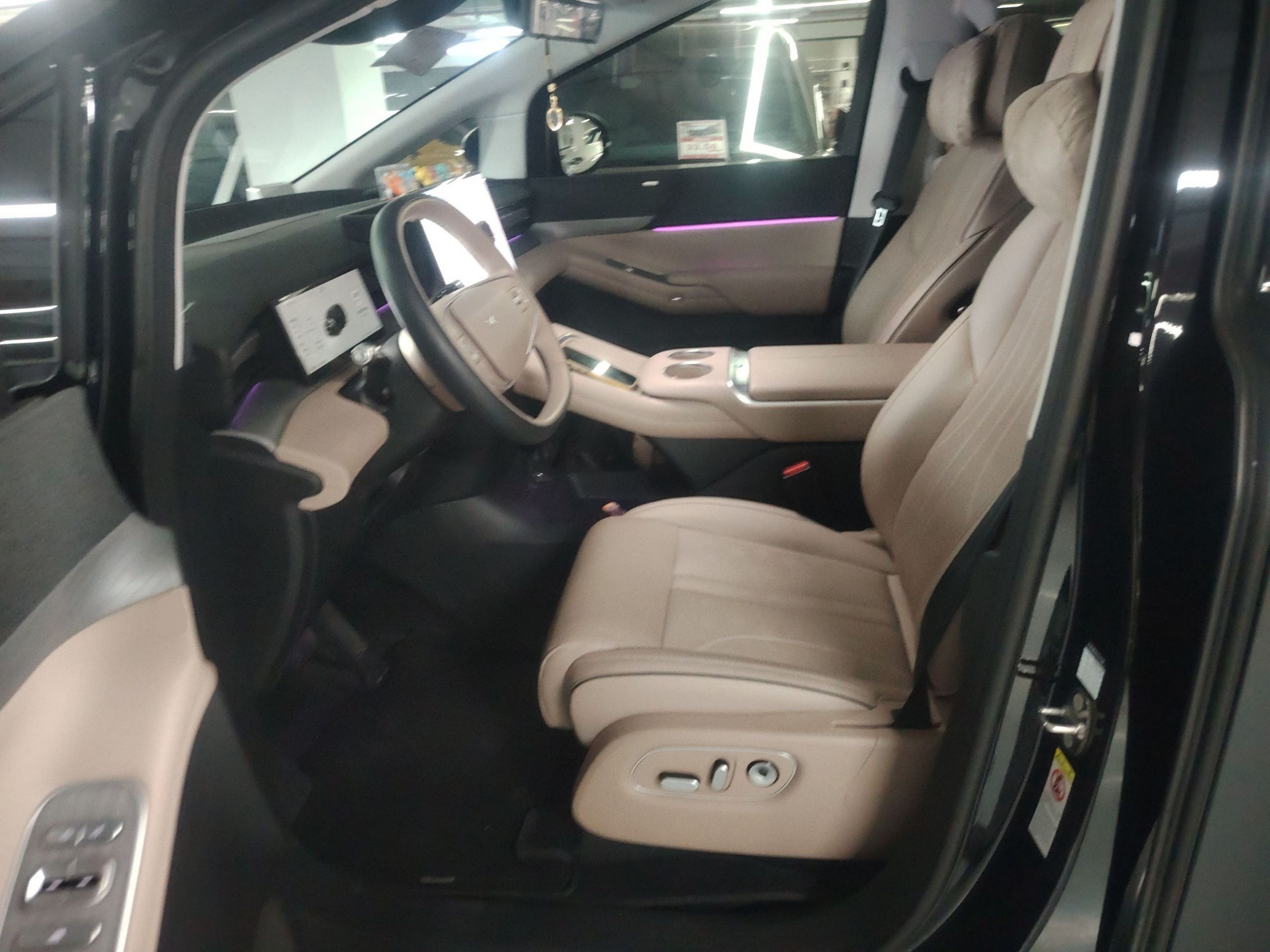 المقاعد الأمامية داخل السيارة