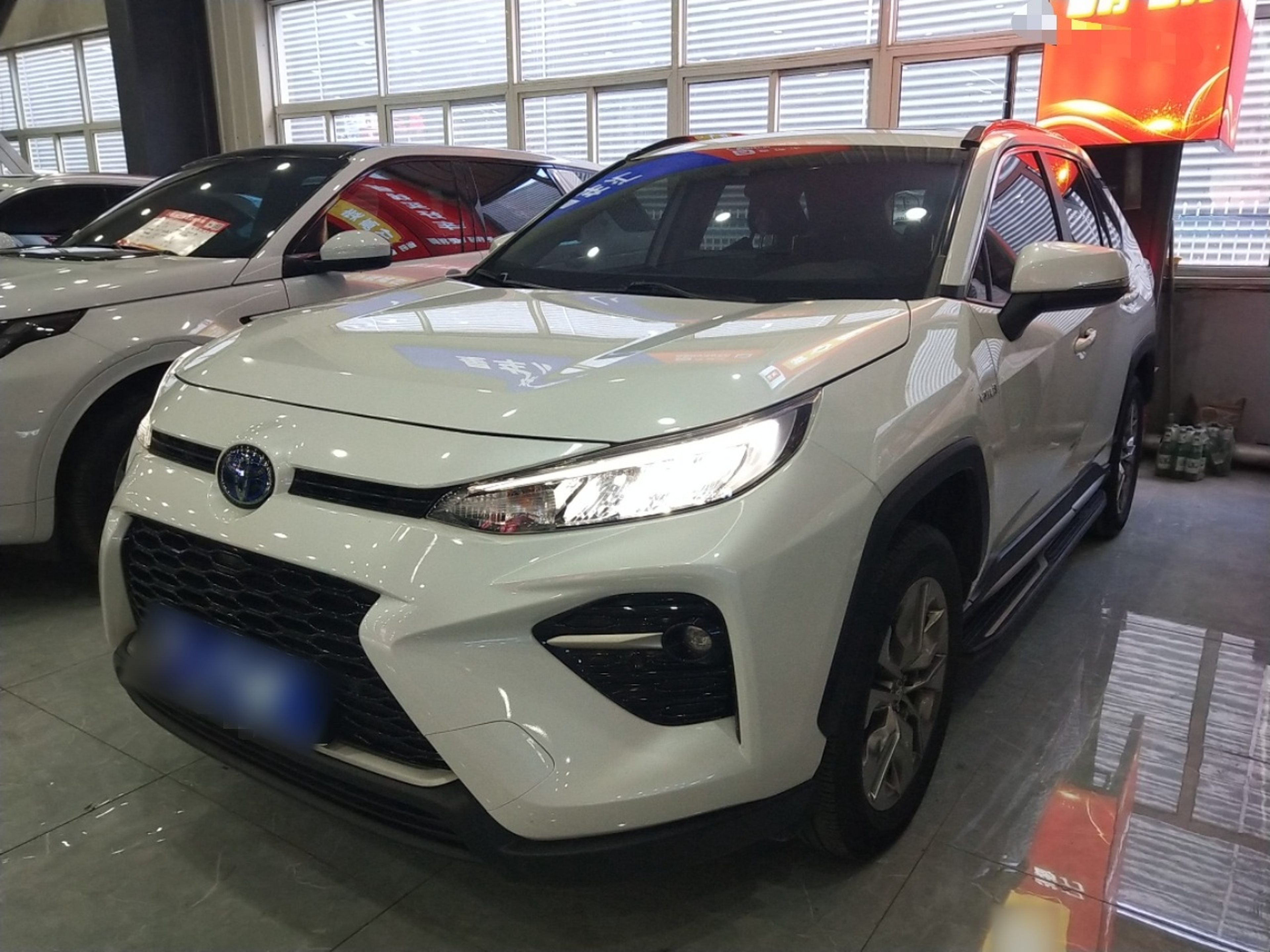 تحت مقدمة السيارة