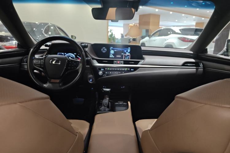 Used Lexus ES 2020 300h Premier Edition
