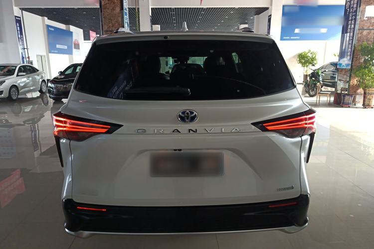 Used Toyota Granvia 2022 2.5L Hybrid Flagship Edition

