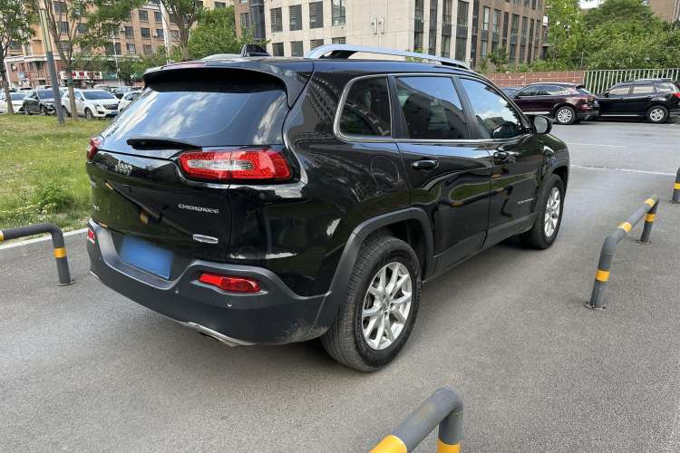 Used  Cherokee 2016 2.4L Professional Smart Version
