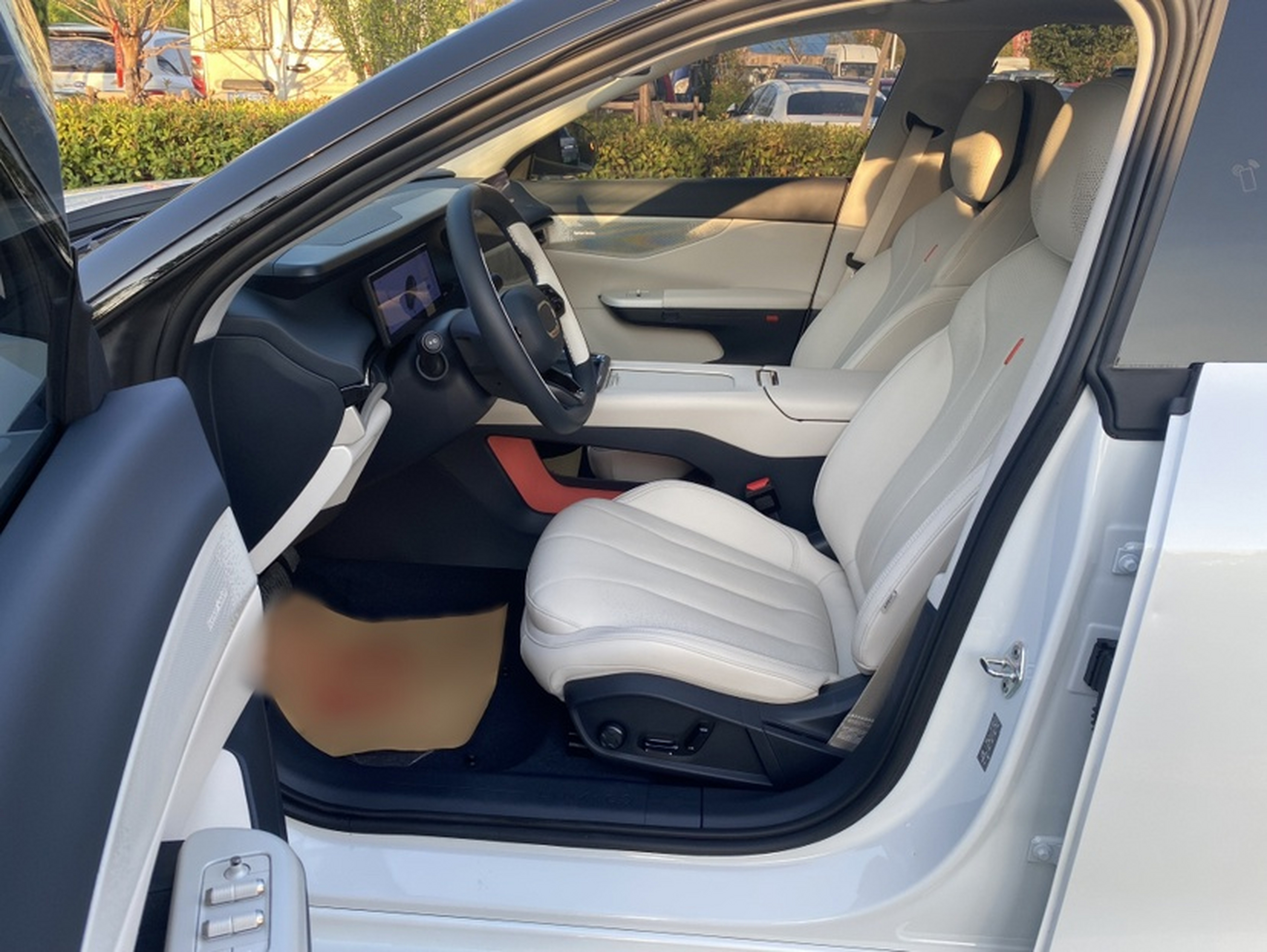 المقاعد الأمامية داخل السيارة